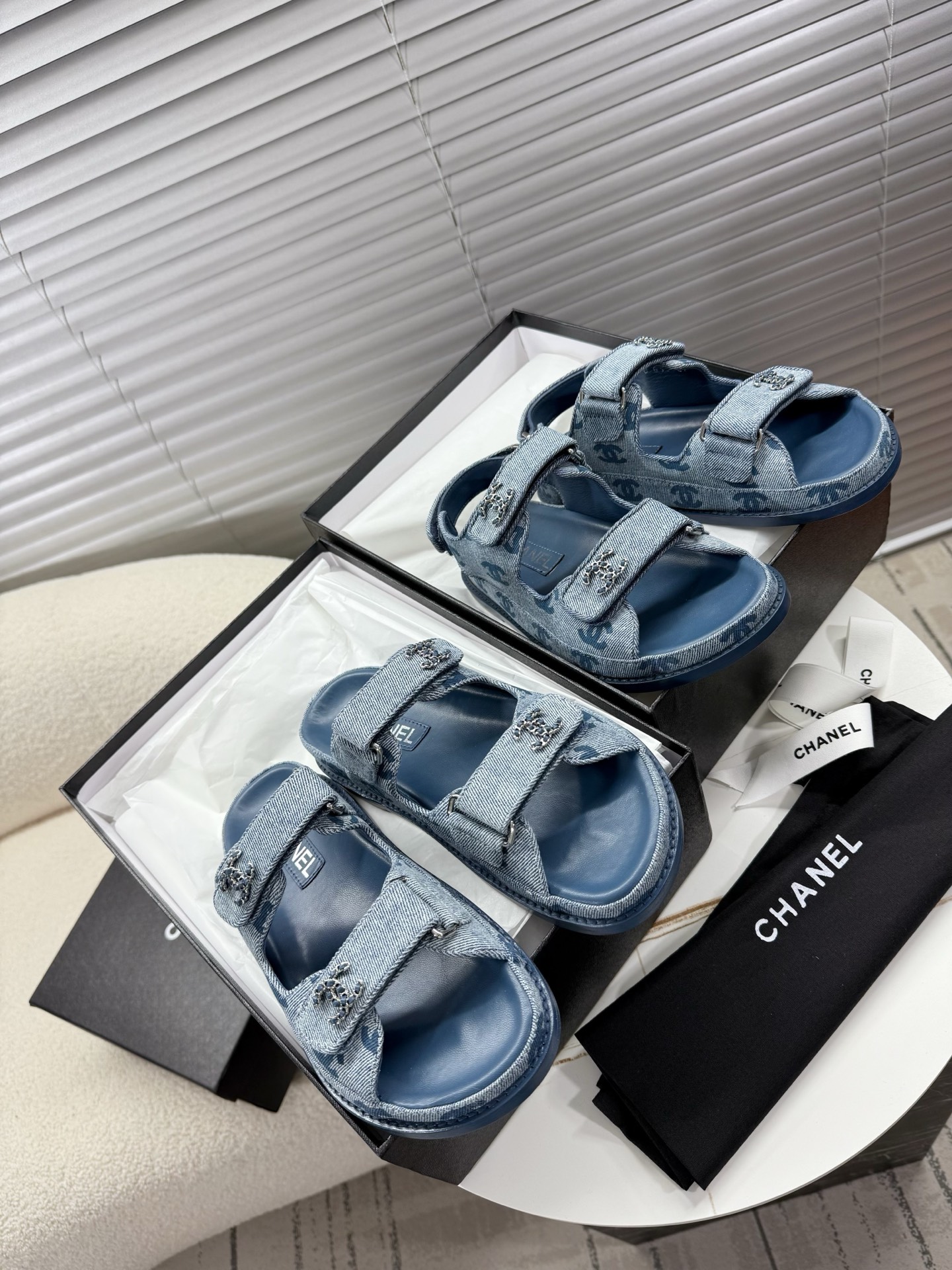 NO:247592,chanel~~ Beach shoes~~Classic sandals, versatile M multiple skirts/pants, Internet celebrities wear socks with different colors, and they are super fashionable. The seemingly simple sandals have been debugged and modified for many months. The midsole craftsmanship of the shoe is all genuine... The real thing is more textured and atmospheric than the picture... Mixed fabric surface... Patent leather surface... Electric embroidered cowhide surface... Real leather thick sole... ZP open mold midsole footrest... Original metal buckle/diamond buckle 35-40 positive size matching packaging Slippers 290/sandals, slippers sandals, chanel, sandals, slippers, skirts, cowhide, socks19860909chanel~~沙滩鞋~~经典凉鞋,百搭M多裙子/裤子,网红搭配不同颜色袜子穿也超级洋气 看似简单的凉鞋却历经多月M次调试改模,鞋型中底工艺都是正品级别……实物比图片更有质感大气…… 混合布面…漆皮面…电绣牛皮面…真皮厚底…ZP开模中底垫脚…原版金属扣/钻扣 35—40正码配套包装 拖鞋290/凉鞋,拖鞋凉鞋,chanel,sandals,slippers,skirts,cowhide,socks,Women's Shoes