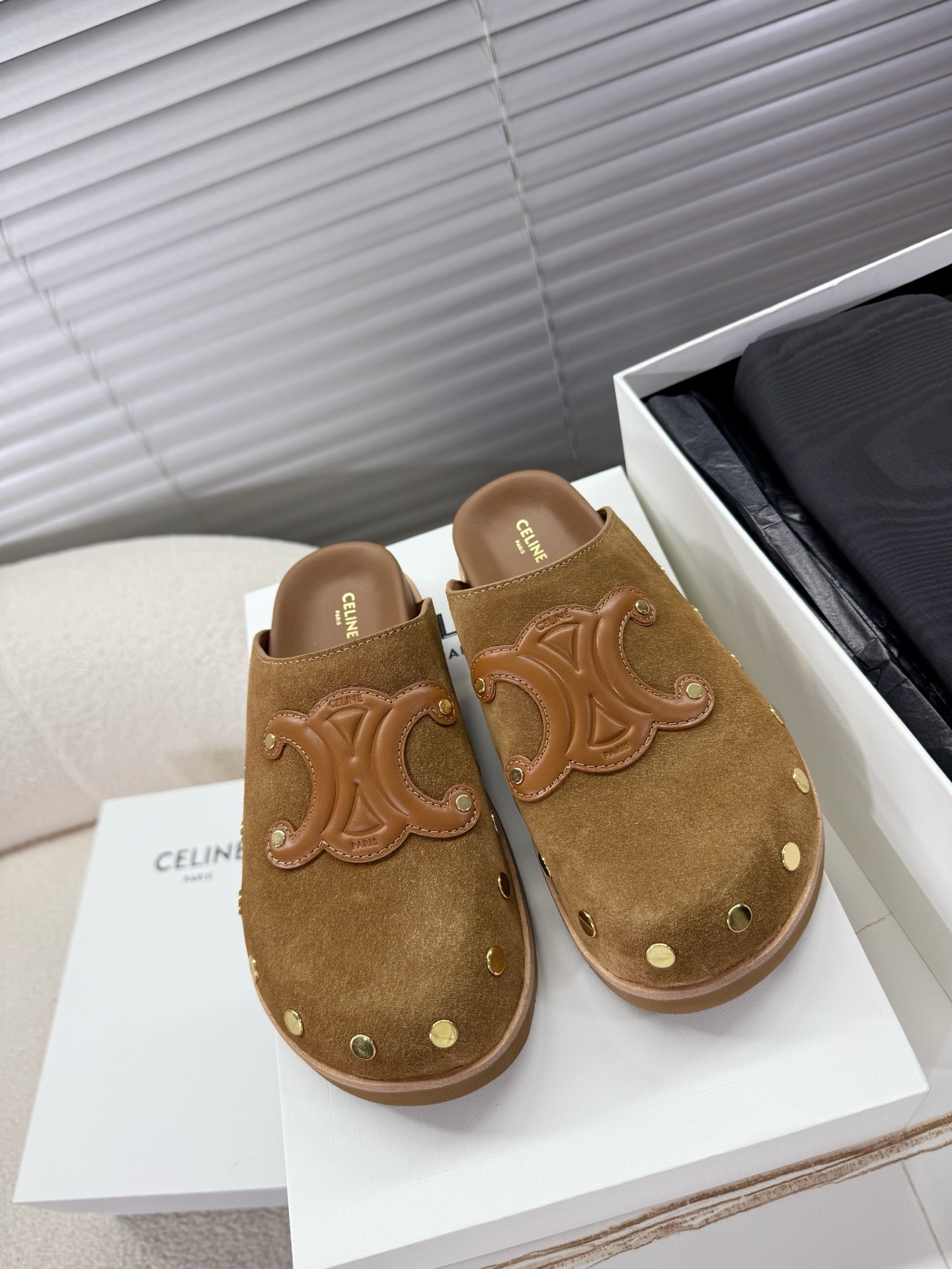 NO:239995,Celine - New spring and summer Arc de Triomphe Birkent slippers... Retro style Birkent shoes are simple and fashionable, with rivet hard style and classic Arc de Triomphe... Cow reverse velvet cowhide rivet original sole 35-40 positive size matching packaging, semi-torch, celine, slippers, cowhide19860909Celine——春夏季新款凯旋门勃肯包头拖鞋…… 复古风勃肯鞋简约时尚,铆钉硬质风格与凯旋门经典搭配…… 牛反绒牛皮里铆钉原版大底 35—40正码配套包装,半拖,celine,slippers,cowhide,Women's Shoes