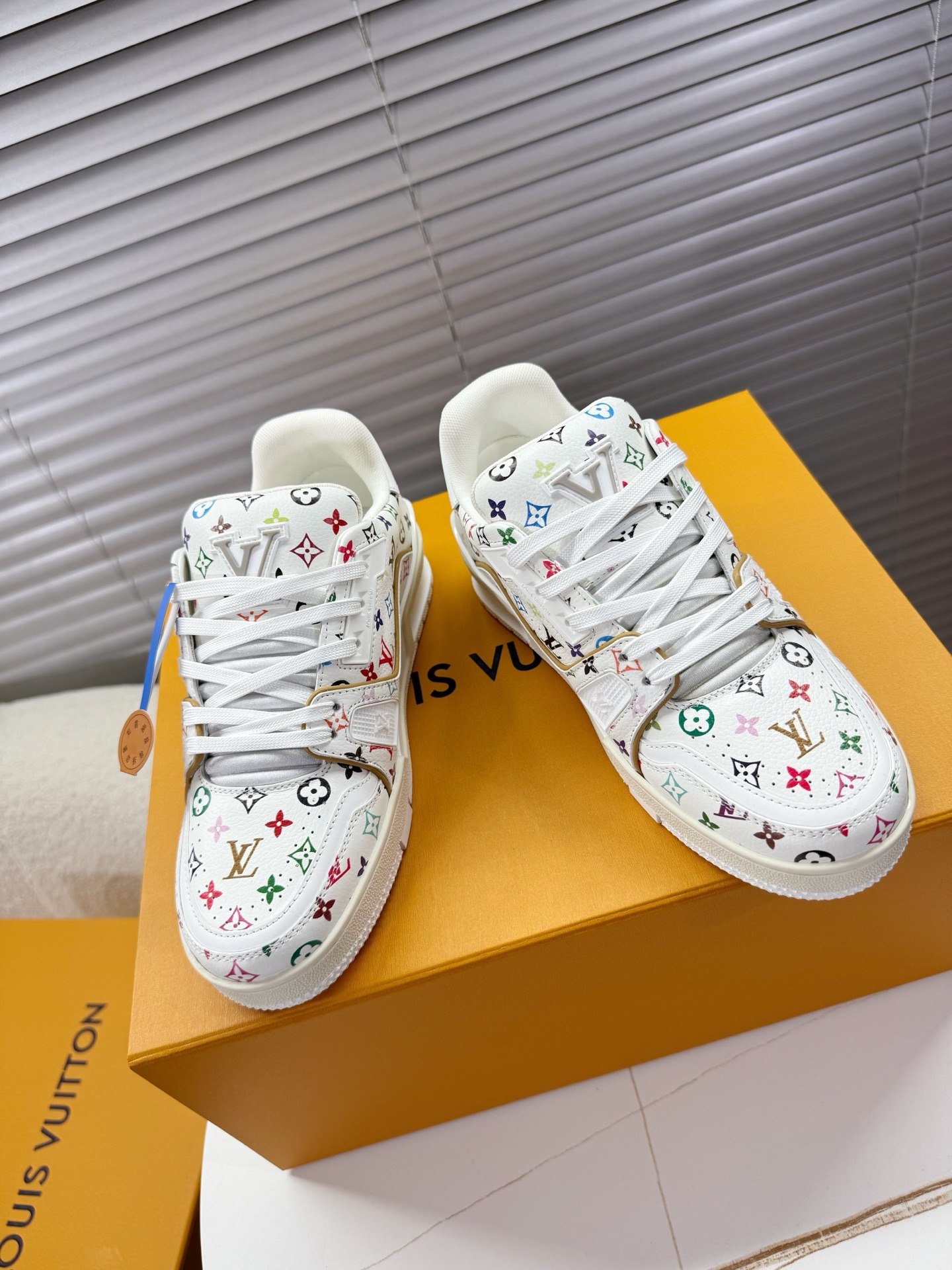 NO:250994,LV trainer~~New upgraded version~~Classic return LV × Takashi Murakami jointly signed cooperation model, couples style, skateboard shoes, basketball shoes, sports shoes... LV new sports series; retro style visual sense; enter the family with many classic elements; super handsome~~ Full leather fabric, paired with Lv badge cloth, breathable gauze mesh inner, original outsole, original shoe last, more details comparison, large goods, perfect high-end ~~ Overseas purchasing luxury air gift box packaging 35-40 women's style/39-45 men's style, casual shoes/sneakers, louis vuitton, sneakers19860909LV trainer~~全新升级版~~经典回归 LV × 村上隆联名合作款,情侣款,滑板鞋,篮球鞋,运动鞋…… LV全新运动系列；复古风视感；拥入家族多方面经典原素；超级帅气~~ 全皮革面料,搭配Lv徽章布面,透气纱网内里,原版大底,原版鞋楦,更多细节对比大货实物完美高端~~ 海外代购豪华航空礼盒包装 35—40女款/39—45男款,休闲鞋/运动鞋,louis vuitton,sneakers,Women's Shoes