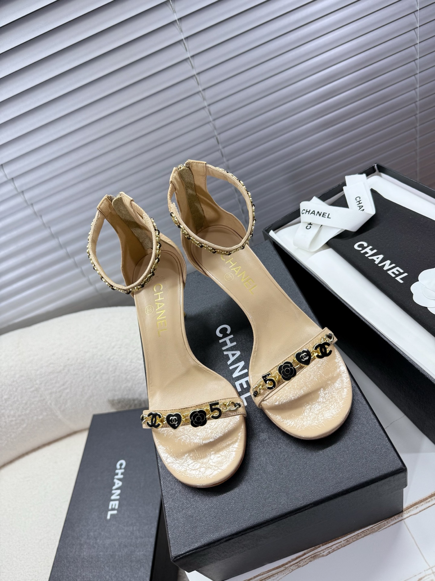 NO:239989,Chanel - New pearl high heel sandals in spring and summer~~~ Fashion show style Two layouts, pearl deduction | No. 5 camellia chain deduction... Full genuine leather high-end customization, 7cm pearl heel embellishment, interpreting fashion!  How to match the series, it looks good!  35-39 positive size matching packaging pearl buckle/5 chain buckle, high heels sandals, chanel, sandals, high heels19860909Chanel——春夏季新款珍珠高跟凉鞋~~~ 时尚走秀款 两个版面,珍珠扣款｜5号山茶花链扣款…… 全真皮高端定制,7cm珍珠跟点缀,演绎时尚！怎么搭怎么好看系列！ 35—39正码配套包装珍珠扣/5号链扣,高跟鞋凉鞋,chanel,sandals,high heels,Women's Shoes