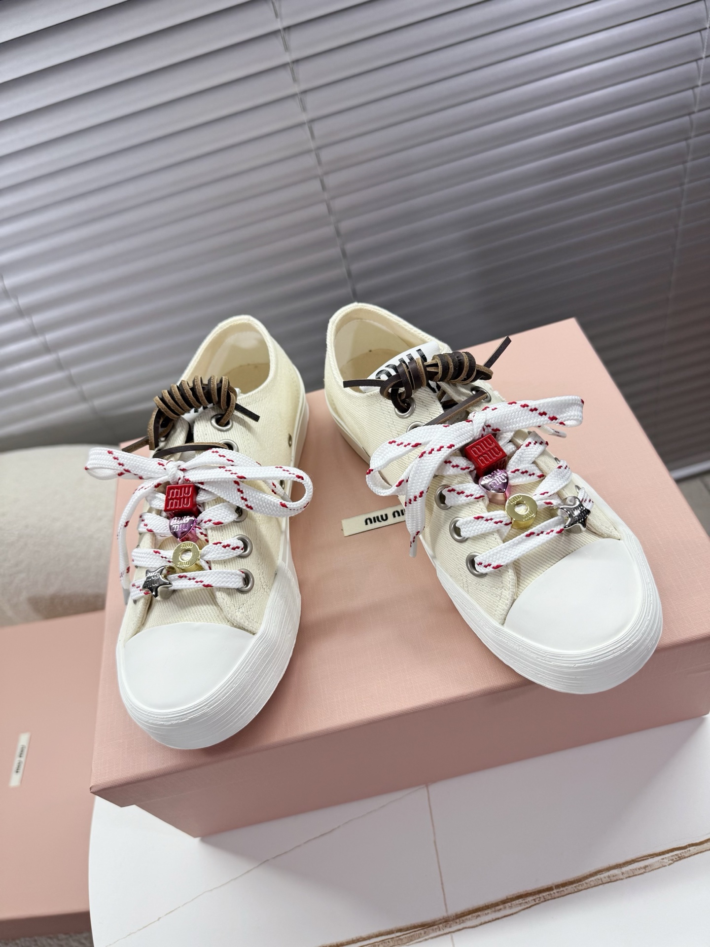 NO:242706,miumiu new arrival~ miu home early spring new product｜shell toe canvas shoes; thick-soled shoes; sneakers This lace-up casual sneaker is a perfect American retro style~ It is super beautiful, comfortable, classic and versatile to the feet!  35-40 positive sizes, casual shoes/sports shoes, miumiu, sneakers19860909miumiu new arrival～ miu家早春新品｜贝壳头帆布鞋；厚底鞋；运动鞋 这款系带休闲运动鞋妥妥的美式复古风格～ 上脚超级好看舒适经典百搭的绝绝子单品！ 35—40正码,休闲鞋/运动鞋,miumiu,sneakers,Women's Shoes