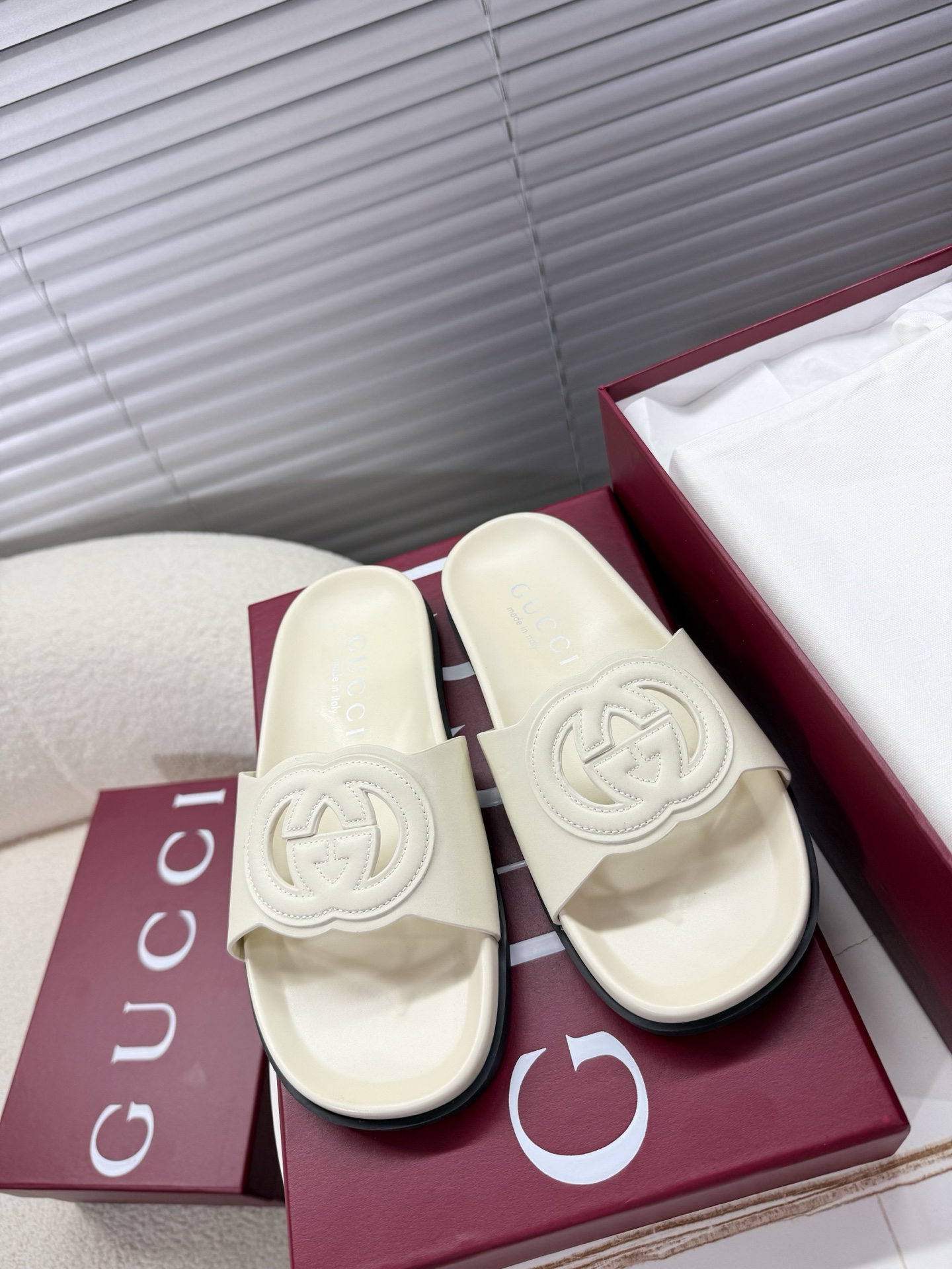 NO:265570,Gucci - the latest summer sandals, slippers, beach shoes... versatile M multiple skirts/pants, internet celebrities can wear different colors of socks and are super fashionable. Gucci original cowhide surface... double G rhinestone logo... TPU anti-slip sole... Original open mold midsole cowhide footbed... 35-40 positive size matching packaging, slippers, gucci, sandals, slippers, skirts, cowhide, socks19860909Gucci——夏季最新款凉鞋,拖鞋,沙滩鞋…… 百搭M多裙子/裤子,网红搭配不同颜色袜子穿也超级洋气 Gucci原版牛皮面…双G水钻Logo…TPU防滑大底…原版开模中底牛皮垫脚… 35—40正码 配套包装,拖鞋,gucci,sandals,slippers,skirts,cowhide,socks,Women's Shoes