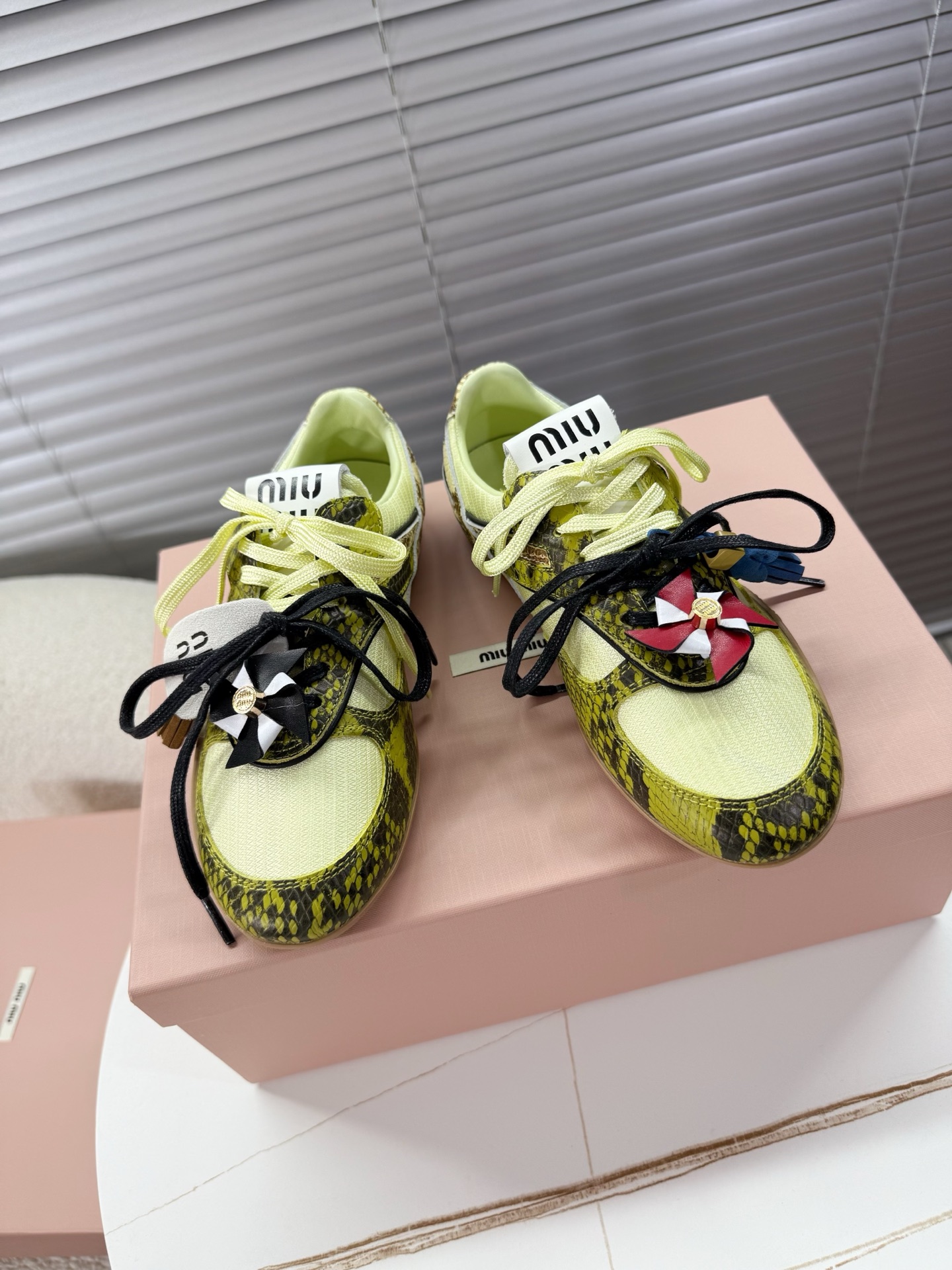 NO:242698,miumiu 2025 new arrival~ miu family couples retro men's shoes; Forrest Gump shoes; sports shoes couples' men's shoes are a perfect American retro style~ A super beautiful, comfortable, classic and versatile item!  Niu Zi spliced ​​fabric/breathable towel inner original rubber sole/bending and folding resistance super soft 35-40/39-45 positive size, casual shoes/sports shoes, miumiu, sneakers19860909miumiu 2025 new arrival～ miu家情侣款复古德训鞋；阿甘鞋；运动鞋 情侣款德训运动鞋妥妥的美式复古风格～ 上脚超级好看舒适经典百搭的绝绝子单品！ 牛猄拼接面料/透气毛巾内里 原版橡胶鞋底/耐弯耐折超软 35—40/39—45正码,休闲鞋/运动鞋,miumiu,sneakers,Women's Shoes