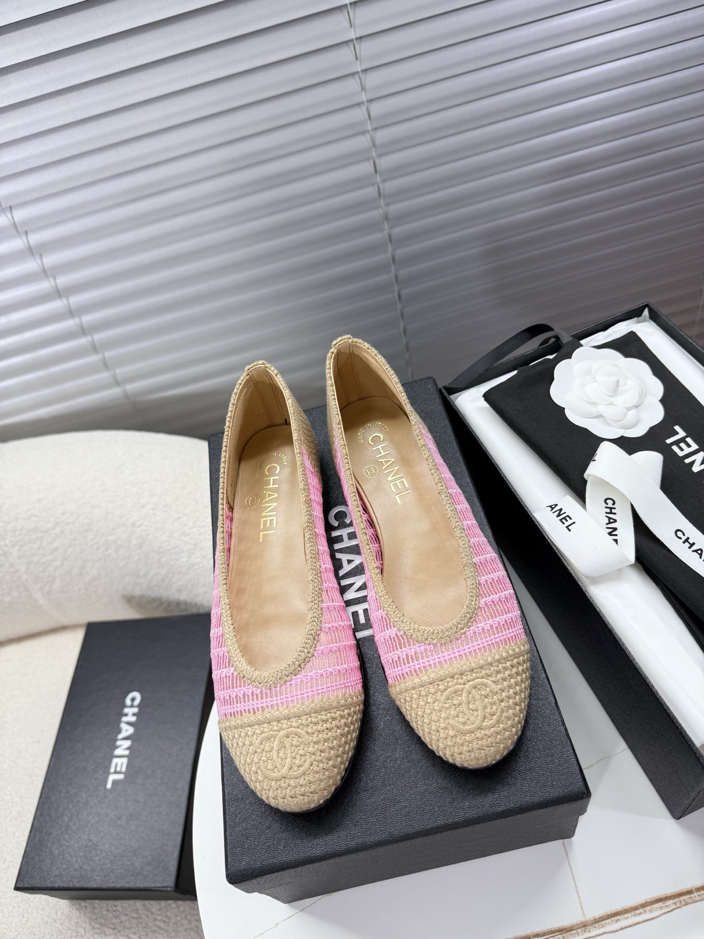 NO:265568,Chanel - a new spring and summer style for small fragrance style, hollow woven Rafite ballet shoes~~ Fashion show style, mix and match splicing colors, hollow woven surface style, shallow mouth round head flat bottom, simple and fashionable spring and summer versatile style!  Original custom leather outsole, original planted Lafite weaving process, goatskin inner footbed... 35-40 positive size (34/41/42 customized size) matching packaging, ballet shoes, chanel, sheepskin, Leather soles19860909Chanel——小香风春夏季新款,镂空编织拉菲草芭蕾舞鞋~~ 时尚走秀款 拼接色混搭,镂空编织面风格,浅口圆头平底,简约时尚春夏百搭款！ 原版定制真皮大底,原植拉菲草镂空编织工艺,山羊皮内里垫脚…… 35—40正码 (34/41/42定制码)配套包装,芭蕾舞鞋,chanel,sheepskin,Leather soles,Women's Shoes