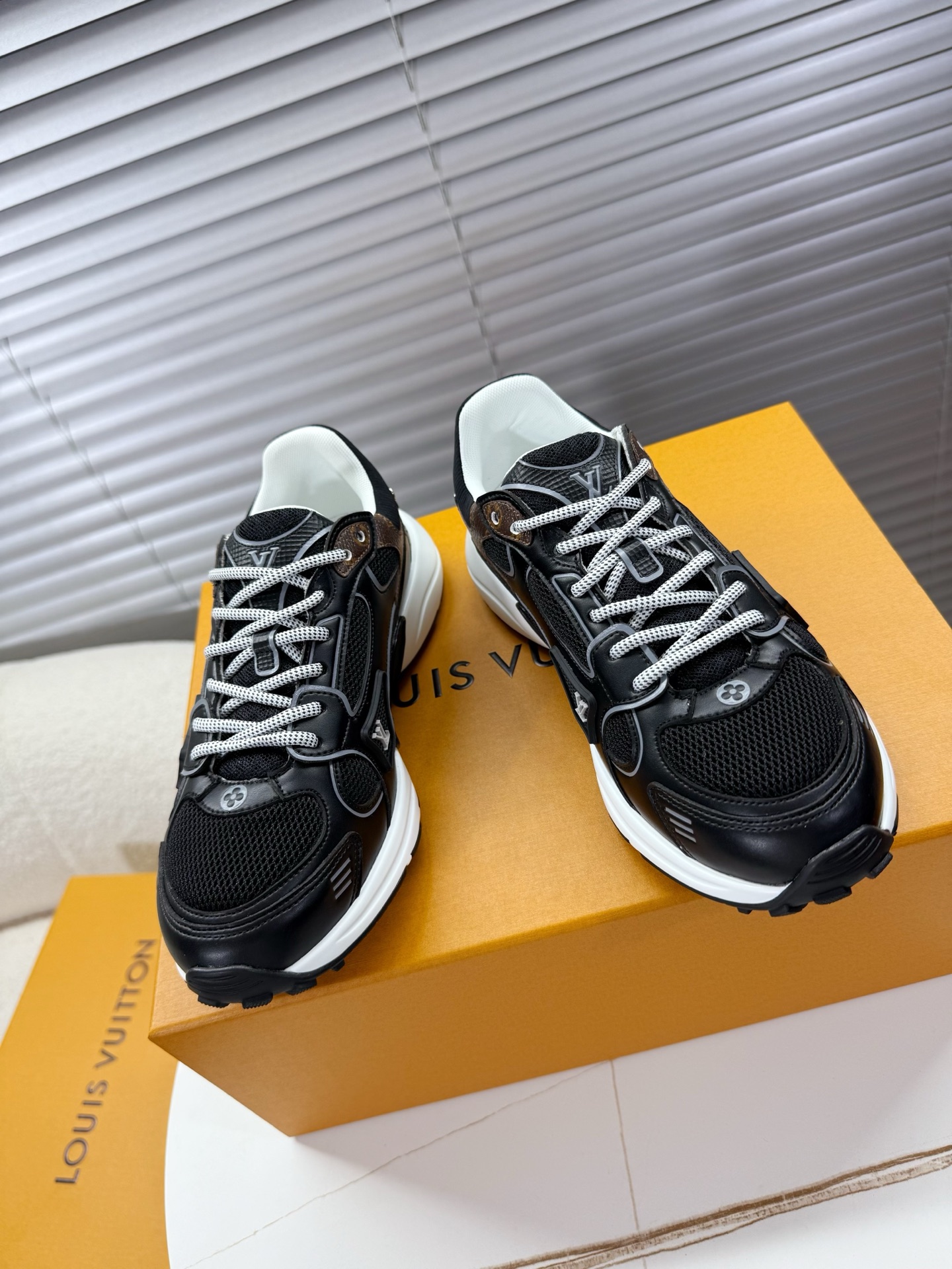 NO:262358,LV——L Home｜Dou Brand Latest Olympia Series Couple Sports Shoes Running Shoes~~ LV Olympia Sports Shoes combine mesh fabrics with metal texture synthetic leather and other technological fabrics, reinterpreting the classic running shoe design with neat and simple design, TPU foam combination outsole is comfortable and light, Monogram embossed and LV letters and other details establish recognition... Original imported technology fabric mesh / inner lining original open mold TPU foam combination sole 3.5CM women's 35-40 / men's 39-45, dad shoes, louis vuitton, louis vuitton, louis vuitton, louis vuitton, louis vuitton, sneakers19860909LV——L家｜驴牌 最新款Olympia系列 情侣款运动鞋 跑鞋~~ LV Olympia 运动鞋融合网格面料与金属质感合成皮革等科技面料,以利落简约设计重绎经典跑鞋设计,TPU发泡组合外底舒适轻盈,Monogram 压纹与 LV 字母等细节树立辨识度…… 原版进口科技面料网面/内里原版开模TPU发泡组合底3.5CM 女款35-40 / 男款39-45,老爹鞋,louis vuitton,louis vuitton,louis vuitton,sneakers,Women's Shoes