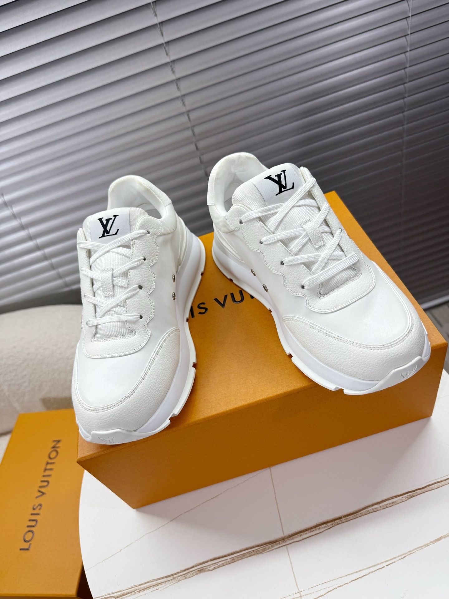 NO:262364,LV donkey brand Latest men's sneakers, white shoes, dad shoes~~ Simple and comfortable men's sneakers, eye-catching LV letters marked on the side of the shoe, light shock-absorbing PU foam bottom embellished with Vuitton logo, full of values!  Original custom technology splicing fabric, inner lining original imported breathable net, original sole, open mold multi-layer combination sole, 4CM thick, men's model 39-45 regular size, dad shoes, louis vuitton, louis vuitton, sneakers19860909LV 驴牌 最新男士运动鞋,小白鞋,老爹鞋~~ 简约舒适男士运动鞋,瞩目 LV 字母标注鞋侧,轻盈减震PU发泡底点缀 Vuitton 标识,价值观满满的高大上！ 面料原版定制科技拼接面料 内里原版进口透气网里 鞋底原版开模多层组合底 底厚4CM 男款39—45正码,老爹鞋,louis vuitton,louis vuitton,sneakers,Women's Shoes