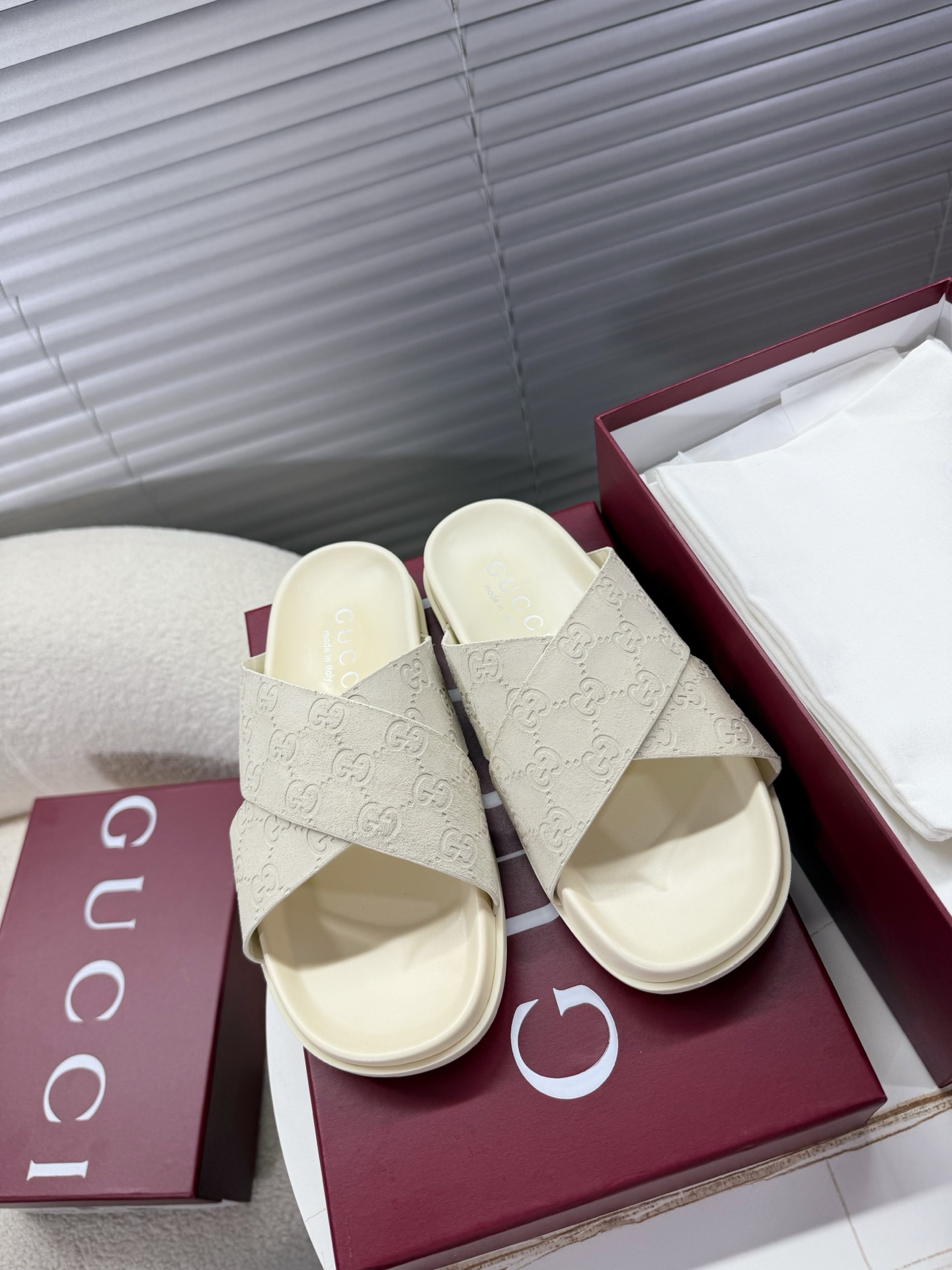 NO:408435,Gucci - the latest summer sandals, slippers, beach shoes... versatile M multiple skirts/pants, internet celebrities can wear different colors of socks and are super fashionable. Gucci original cowhide surface... double G rhinestone logo... TPU anti-slip sole... Original open mold midsole cowhide footbed... 35-40 positive size matching packaging, slippers, gucci, sandals, slippers, skirts, cowhide, socks19860909Gucci——夏季最新款凉鞋,拖鞋,沙滩鞋…… 百搭M多裙子/裤子,网红搭配不同颜色袜子穿也超级洋气 Gucci原版牛皮面…双G水钻Logo…TPU防滑大底…原版开模中底牛皮垫脚… 35—40正码 配套包装,拖鞋,gucci,sandals,slippers,skirts,cowhide,socks,Women's Shoes