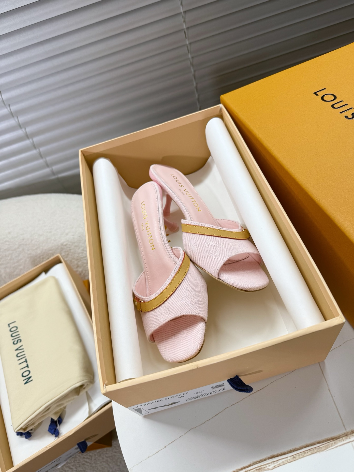 NO:382412,LV × Murakami joint cooperation series... LV Takashi Murakami cooperates flat slippers, high heel slippers... This exclusive classic pattern color collision, matched with natural leather embossed, and decorated with exquisite metal logo~~ Classic pattern leather cowhide full leather footbed genuine leather outsole Flat slippers 1cm square heels - high heel slippers 5cm thin heels 35-40 (41 custom size) positive size, high heels slippers, louis vuitton, high heels, slippers, cowhide, Leather soles19860909LV × Murakami 联名合作款系列…… LV村上隆合作款平底拖鞋,高跟拖鞋…… 这款独家经典花纹色彩碰撞,搭配天然皮革压花,搭配精致的金属Logo点缀~~ 经典花纹皮革牛皮全真皮垫脚真皮大底 平底拖鞋1cm方跟——高跟拖鞋5cm细跟 35—40(41定制码)正码,高跟鞋拖鞋,louis vuitton,high heels,slippers,cowhide,Leather soles,Women's Shoes