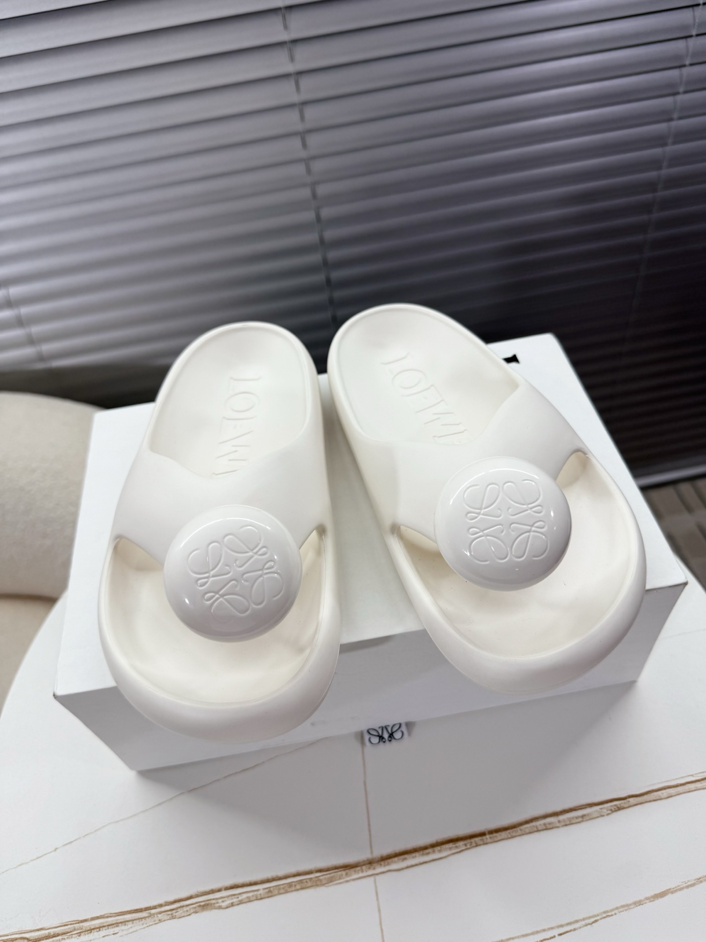 NO:407758,Loewe - the latest spring and summer clip-on slippers... bread flip flops... bubble beach sandals Luo Yiwei's popular bread flip flops~~ irresistible cute bubble slippers Integrated injection molding, PU lightweight material, Loewe classic bottom flower, clip-on ball fashion personality... 35-40 positive size, split-toe shoes, loewe, sandals, slippers19860909Loewe——春夏季最新款夹趾拖鞋…面包人字拖…泡泡沙滩凉鞋 罗易威爆款面包人字拖鞋~~无法抗拒的可爱泡泡拖鞋 一体注塑成型,PU轻质材料,Loewe经典底花,夹趾圆球时尚个性…… 35—40正码,分趾鞋,loewe,sandals,slippers,Women's Shoes