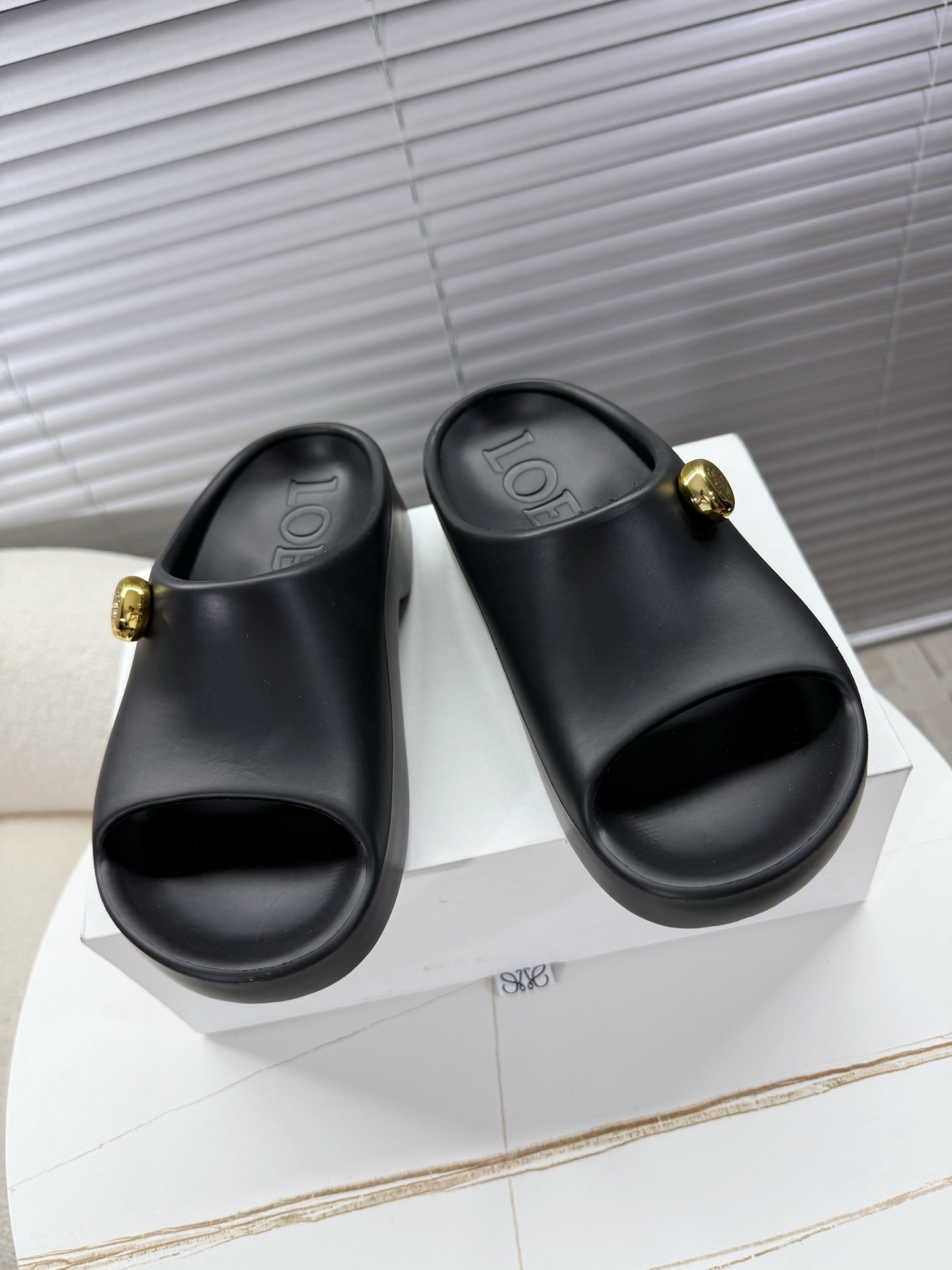 NO:407760,Loewe - the latest slippers in spring and summer... Open-toed sandals... Bubble beach sandals Luo Yiwei's hot foam sandals~~Irresistible cute bubble sandals Integrated injection molding, PU lightweight material, Loewe classic bottom flower, Loewe metal label embellishment... 35-40 positive sizes, slippers, loewe, sandals, slippers19860909Loewe——春夏季最新款拖鞋…露趾凉鞋…泡泡沙滩凉鞋 罗易威爆款发泡凉鞋~~无法抗拒的可爱泡泡凉鞋 一体注塑成型,PU轻质材料,Loewe经典底花, Loewe金属标点缀…… 35—40正码,拖鞋,loewe,sandals,slippers,Women's Shoes