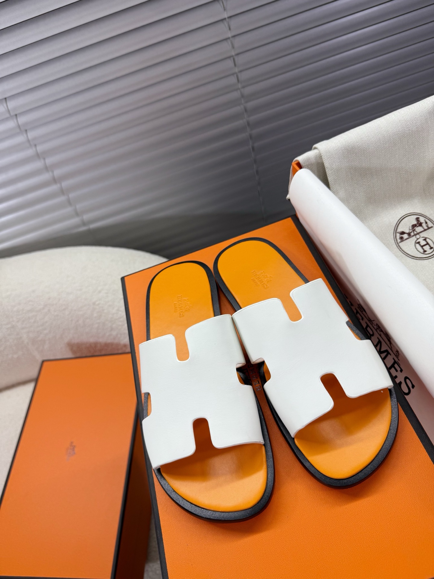NO:407759,Hermes--Holmes couple's H-soled series; genuine leather sole H-slippers; sandals... Classic simple, fashionable and versatile, creating a casual look with the iconic 'H' upper as inspiration, which can be said to be a good companion in summer. Custom imported cowhide fabric/special leather surface/craft fabric Original Italian imported genuine leather sole Women's model 35-41/men's model 38-45 Correct size With air mail packaging gift box, slippers, hermes, hermes, sandals, slippers, cowhide, Leather soles19860909Hermes--爱马仕情侣款H拖系列；真皮底H拖鞋；凉拖；凉鞋…… 经典简约时尚百搭,以“H”标志性图案鞋面为灵感打造休闲造型,可谓夏日良伴 定制进口头层牛皮面料/特种皮面/工艺面料 原版意大利进口真皮大底 女款35－41/男款38－45 正码 配航空邮寄包装礼盒,拖鞋,hermes,hermes,sandals,slippers,cowhide,Leather soles,Women's Shoes