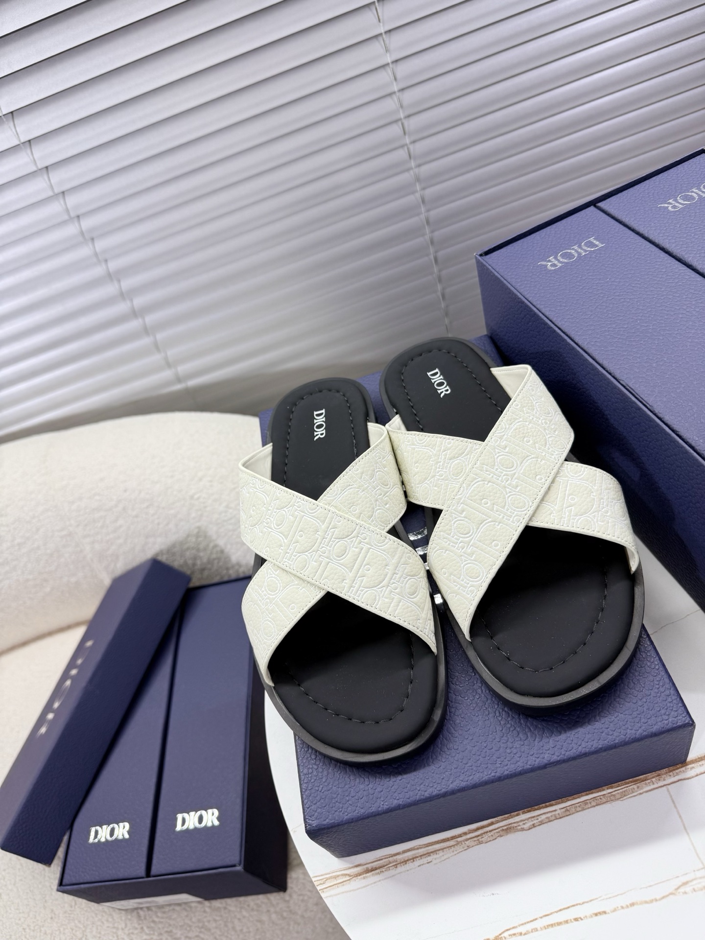 NO:407757,Dior - the latest men's cross-belt slippers sandals ~~ Original purchase and development customization, combining simplicity and comfort with fashion, genuine leather cross-belt upper, Dior steel stamp logo highlights the personality style... Original custom fabrics are imported into beef face, soft sheepskin inside, original sole TPU outsole 39-45 (45 customization is not returned or exchanged), slippers, dior, sandals, slippers, sheepskin19860909Dior——最新款男士交叉带拖鞋 凉鞋~~ 原版购入开发定制,简单舒适与时尚相结合,真皮交叉带鞋面,Dior钢印标志彰显个性风格…… 面料原版定制进牛面 内里进口柔软羊皮里 鞋底原版TPU大底 39—45(45定制不退换),拖鞋,dior,sandals,slippers,sheepskin,Women's Shoes