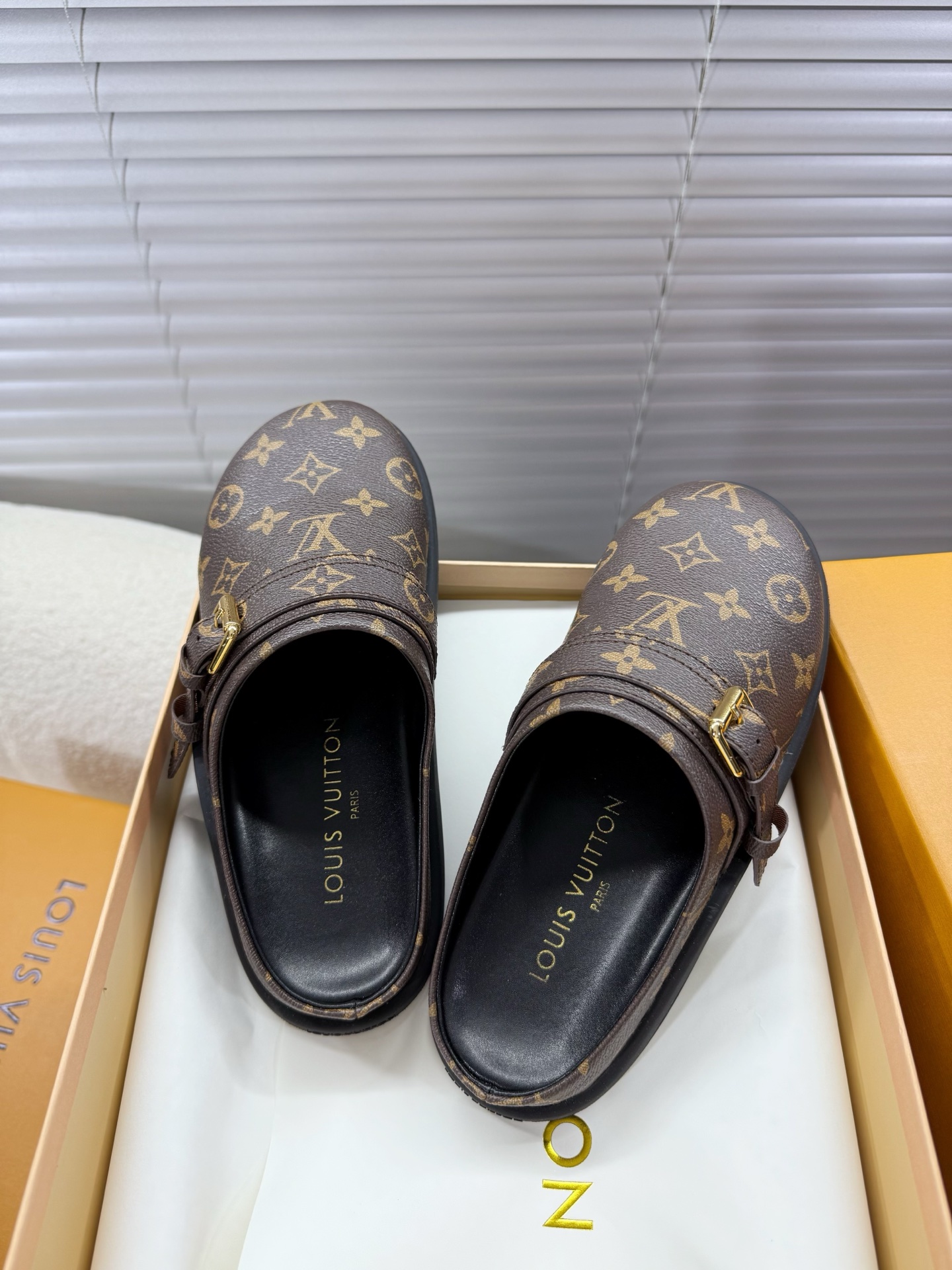 NO:420093,LV - the latest Birkenstock shoes, toe shoes, slippers... Retro style Birkenstock shoes are simple and fashionable, classic presbyterian leather, printed leather surface, belt buckle matching... Bull reverse velvet cowhide belt buckle original TPU molded bottom 35-40 positive size matching packaging, semi-torque, louis vuitton, slippers, cowhide19860909LV——最新款勃肯鞋 包头鞋 拖鞋…… 复古风勃肯鞋简约时尚,经典老花皮,印花皮面,皮带扣搭配…… 牛反绒牛皮里皮带扣原版TPU成型底 35—40正码配套包装,半拖,louis vuitton,slippers,cowhide,Women's Shoes