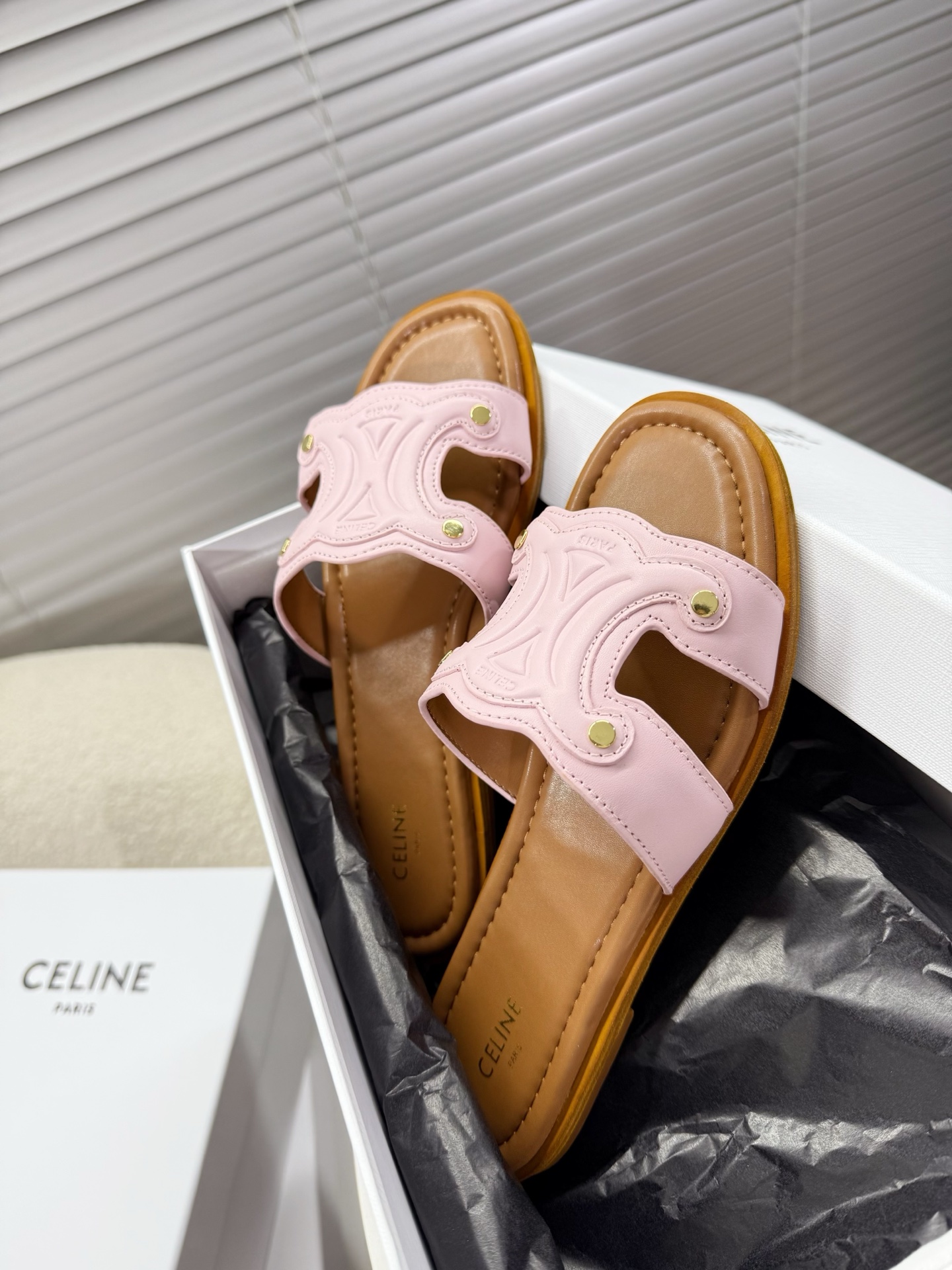 NO:411848,CELINE | Spring and summer Arc de Triomphe retro leather slippers... Simple, atmospheric, classic, unpredictable, Roman retro style flat-soled drag; paired with special material uppers to give you a different temperament Original color calfskin cowhide inner lining genuine leather combination sole 35-40 regular sizes, slippers, celine, slippers, cowhide19860909CELINE 塞琳｜春夏季凯旋门复古真皮拖鞋…… 简约大气经典耐看不过时 罗马复古风格平底拖；搭配特殊材料鞋面让你穿出不一样的气质 原版原色小牛皮牛皮内里注胶真皮组合底 35—40正码,拖鞋,celine,slippers,cowhide,Women's Shoes