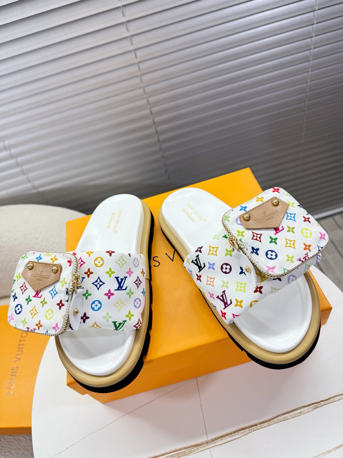 NO:414496,LV × Murakami joint cooperation series... LV Murakami Takashi cooperates with bread slippers, pocket slippers... This exclusive classic pattern color collision is matched with 3D three-dimensional patterns and exquisite pocket bags embellished~~ Classic bread-shaped 3D three-dimensional pattern fabric cowhide midsole EVA foamed sole (about 3cm) 35-40 (41 custom code) positive size, slippers, louis vuitton, slippers, cowhide19860909LV × Murakami 联名合作款系列…… LV村上隆合作款面包拖鞋,口袋拖鞋…… 这款独家经典花纹色彩碰撞,搭配3D立体花纹,搭配精致口袋小包包点缀~~ 经典面包状3D立体花纹布料牛皮中底EVA发泡大底（约3cm） 35—40(41定制码)正码,拖鞋,louis vuitton,slippers,cowhide,Women's Shoes