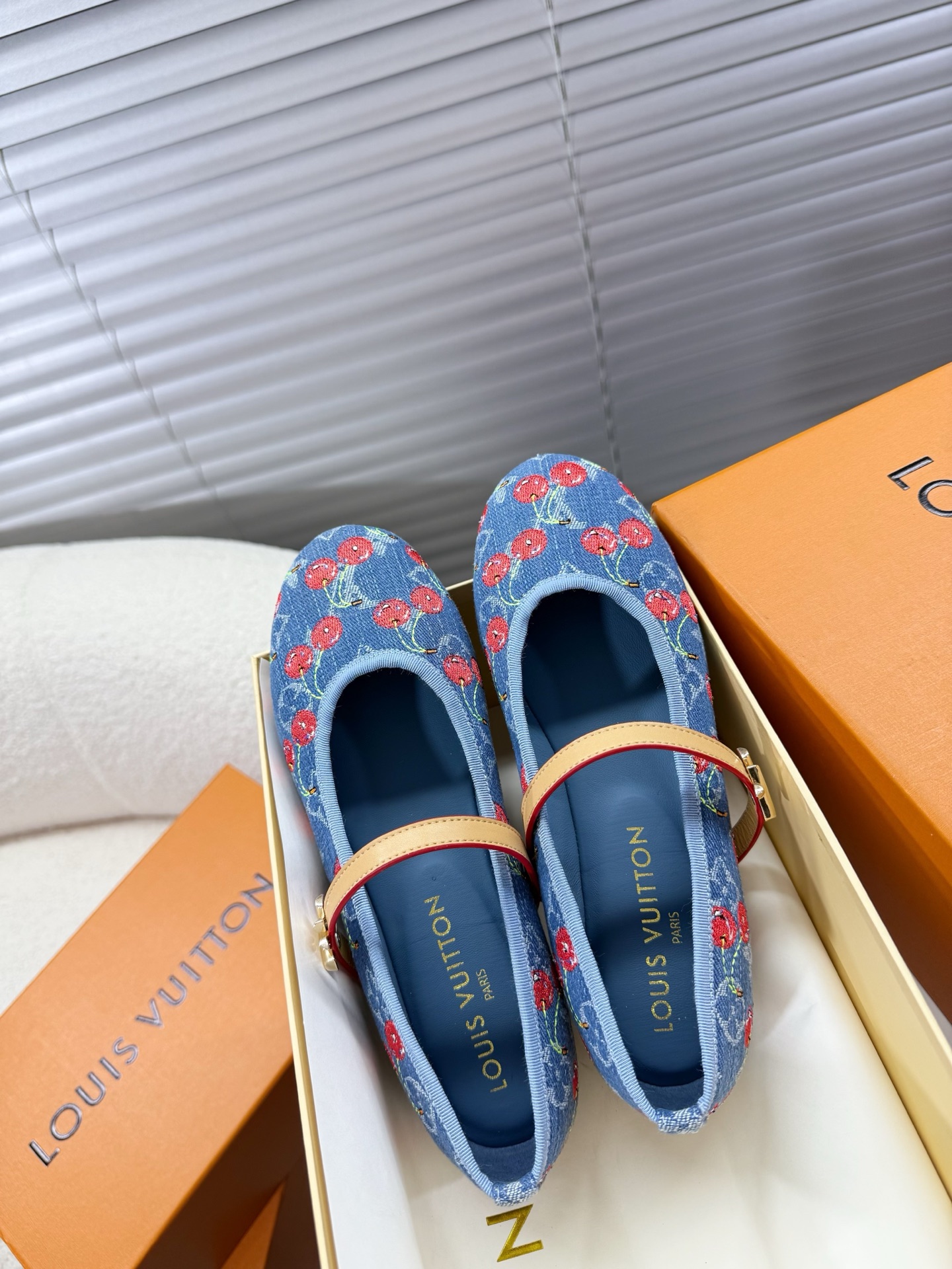 NO:437293,LV - Classic early spring series, ballet shoes; Mary Zhen women's shoes... The counter synchronous model, a super-super-soft single shoe is soft and looks like a baby's children's shoes. The light-mouth round toe and belt buckle design does not lose shoes. Mary Zhen's retro style is really beautiful and comfortable. Super soft sheepskin surface/manager fabric surface/special material surface full sheepskin inner leather upsole 1cm low heel 35-40 (41 customization without return and exchange) regular size, ballet shoes, louis vuitton,mary jane,sheepskin,Leather soles19860909LV——早春经典系列,芭蕾舞鞋；玛丽珍女鞋… 专柜同步款,超级受棒的一款小单鞋皮质软乎乎像是小宝宝的童鞋,浅口圆头搭配皮带扣设计不掉鞋,玛丽珍复古风真的是好看又舒适 超软羊皮面/经理布料面/特殊材质面全羊皮内里真皮大底1cm低跟 35—40(41定制不退换)正码,芭蕾舞鞋,louis vuitton,mary jane,sheepskin,Leather soles,Women's Shoes