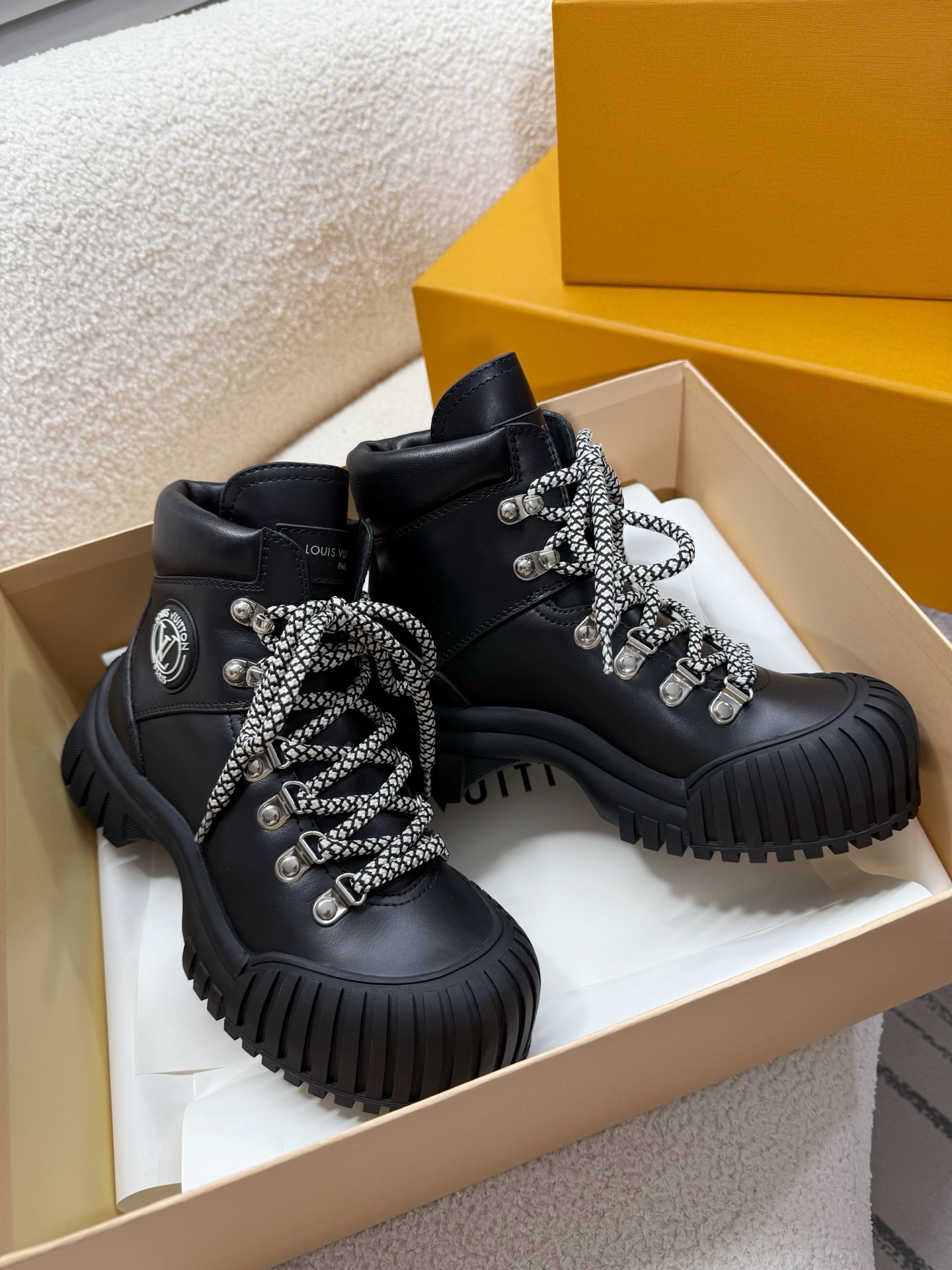 NO:475141,LV Ruby Martin boots; Chelsea boots; thick-soled boots; wool boots... New upgraded version, the sole is increased by 5cm, and the upper foot makes the feet look thin and long, and the leg show is magic!  Fabric matte leather/cowhide surface Inner cowhide inner/full wool inner Original TPU anti-slip bottom (approximately 5cm) 35-40 (40 custom made without return), boots, louis vuitton, boots, cowhide19860909LV Ruby 马丁靴；切尔西短靴；厚底短靴；羊毛靴…… 全新升级版,鞋底增高5cm,上脚超显脚瘦腿长,秀腿神器！ 面料磨砂皮面/牛皮面 内里牛皮内里/全羊毛内里 原版TPU防滑底（约5cm） 35—40 (40定做不退换）,靴子,louis vuitton,boots,cowhide,Women's Shoes