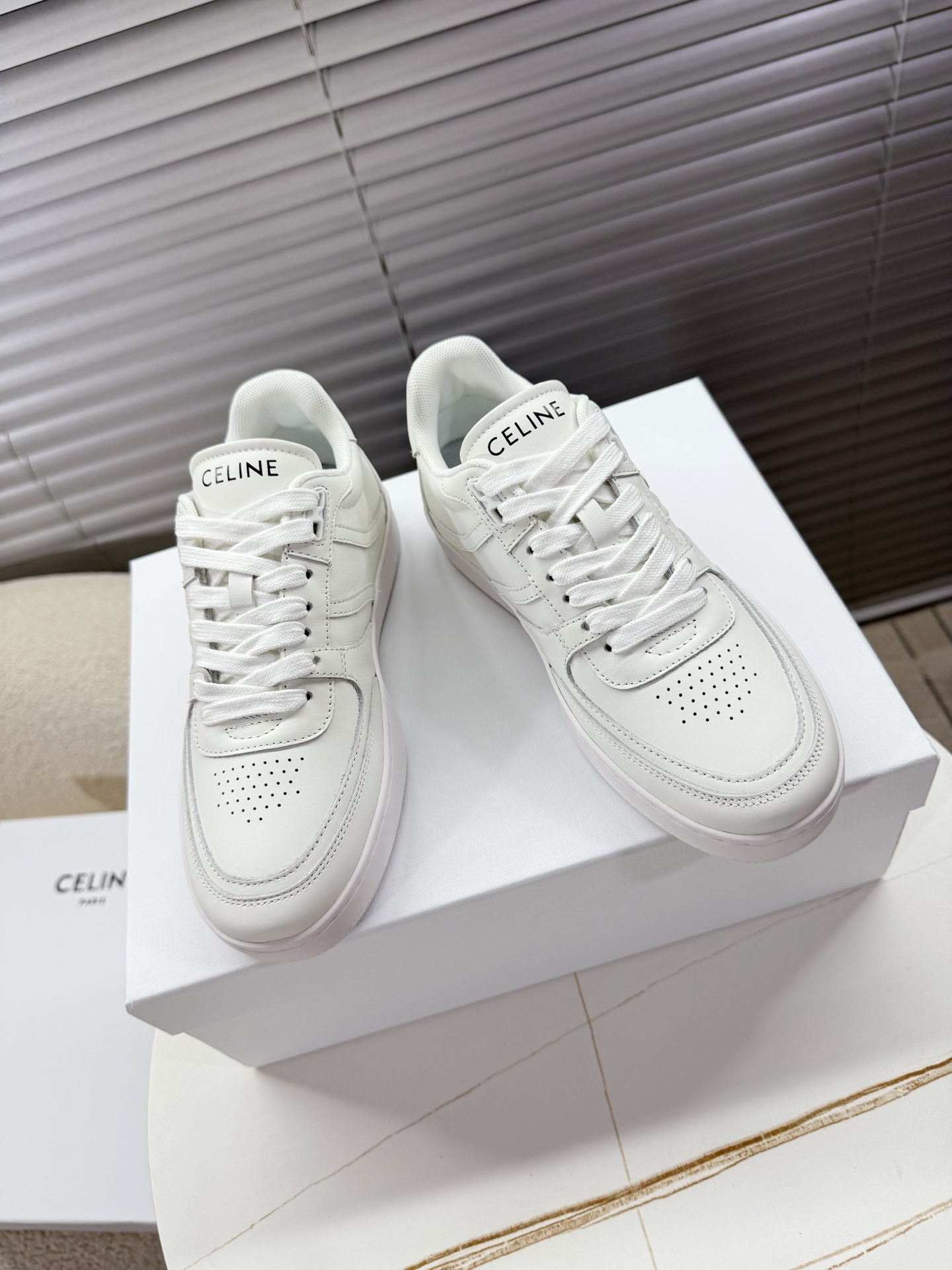 NO:482127,Celine ~~~ Arc de Triomphe white shoes, thick soles, sneakers, skateboard shoes... A pair of shoes full of street feel, the color-blocking design is very good. This shoe has its own unique design, the leather upper is very easy to manage, and the LOGO on the side and heel makes him simple and uneven a pair of white shoes~~ The upper is calfskin/matte leather, breathable mesh in the inner part, 2cm thin soles/5.5cm thick soles... 35-40 (41 customization, no return and exchange) regular size, casual shoes/sports shoes, celine, celine, sneakers, cowhide19860909Celine赛琳~~~凯旋门小白鞋,厚底鞋,运动鞋,滑板鞋…… 充满街头感的一双鞋子,拼色设计非常赞,这款鞋有它自己独特的设计,皮革鞋面非常好打理,侧面与后跟的LOGO让他简单又不失调性的一双小白鞋~~ 鞋面小牛皮/磨砂皮,内里透气网纱,2cm薄底/5.5cm厚底…… 35—40（41定制不退换）正码,休闲鞋/运动鞋,celine,celine,sneakers,cowhide,Women's Shoes