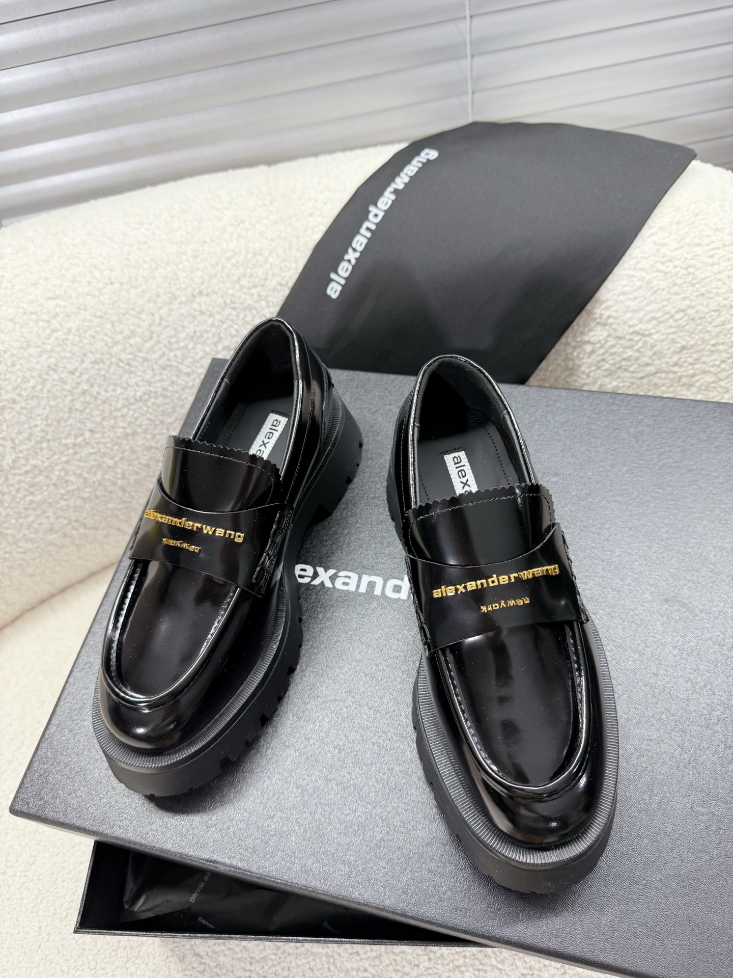 NO:558811,Alexander Wang loafers, thick-soled shoes~~ This pair of platform platform loafers from Wang is definitely a must-have for those with good legs. They make you look taller and slimmer. They are black classic and versatile. High-gloss leather with the iconic brand metal logo, plus a 5.5cm thick-soled design, makes it easy to have long legs!  Upper original open edge beaded cowhide + sheepskin splicing + 5.5cm thick sole 35-40 regular size loafers 300, loafers, alexander wang, loafers, cowhide, sheepskin19860909Alexander Wang 乐福鞋,厚底鞋~~ 大王这双松糕厚底乐福鞋绝对是腿精必备神器 显高显瘦,黑色经典百搭王~~ 高光面皮搭配标志性的品牌金属徽标,加上5.5cm厚底设计轻松拥有大长腿！ 鞋面原版开边珠牛皮+羊皮拼接+5.5cm厚底 35—40正码乐福鞋300,乐福鞋,alexander wang,loafers,cowhide,sheepskin,Women's Shoes