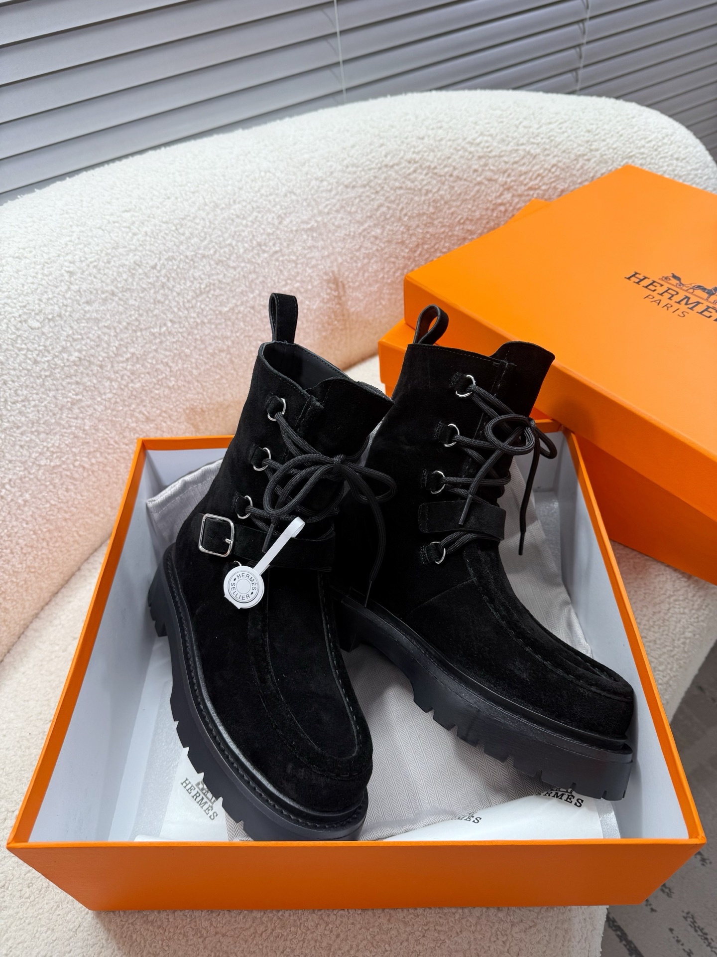 NO:558814,Hermes H's new Martin boots, motorcycle boots... Top layer of nappa cowhide, lining of cowhide, top layer of calfskin high-heeled ankle boots... Comprehensive wrap around your beautiful legs, about 3 cm heel to show feminine charm, full leather outsole to create a fashionable retro look. Heel height is about 3 cm. Tube height is about 16 cm. Original open molded TPU combination sole 35-40 (40 customized non-refundable), boots, hermes, boots, cowhide, Leather soles19860909Hermes H家新款马丁靴,机车靴…… 头层纳帕牛皮,内里牛皮,头层小牛皮高跟及踝靴…… 全方面包裹你的美腿、约3厘米后跟展现女性魅力,全真皮大底打造时尚复古造型 跟高约3厘米筒高约16厘米原版开模tpu组合底 35—40（40定制不退换）,靴子,hermes,boots,cowhide,Leather soles,Women's Shoes