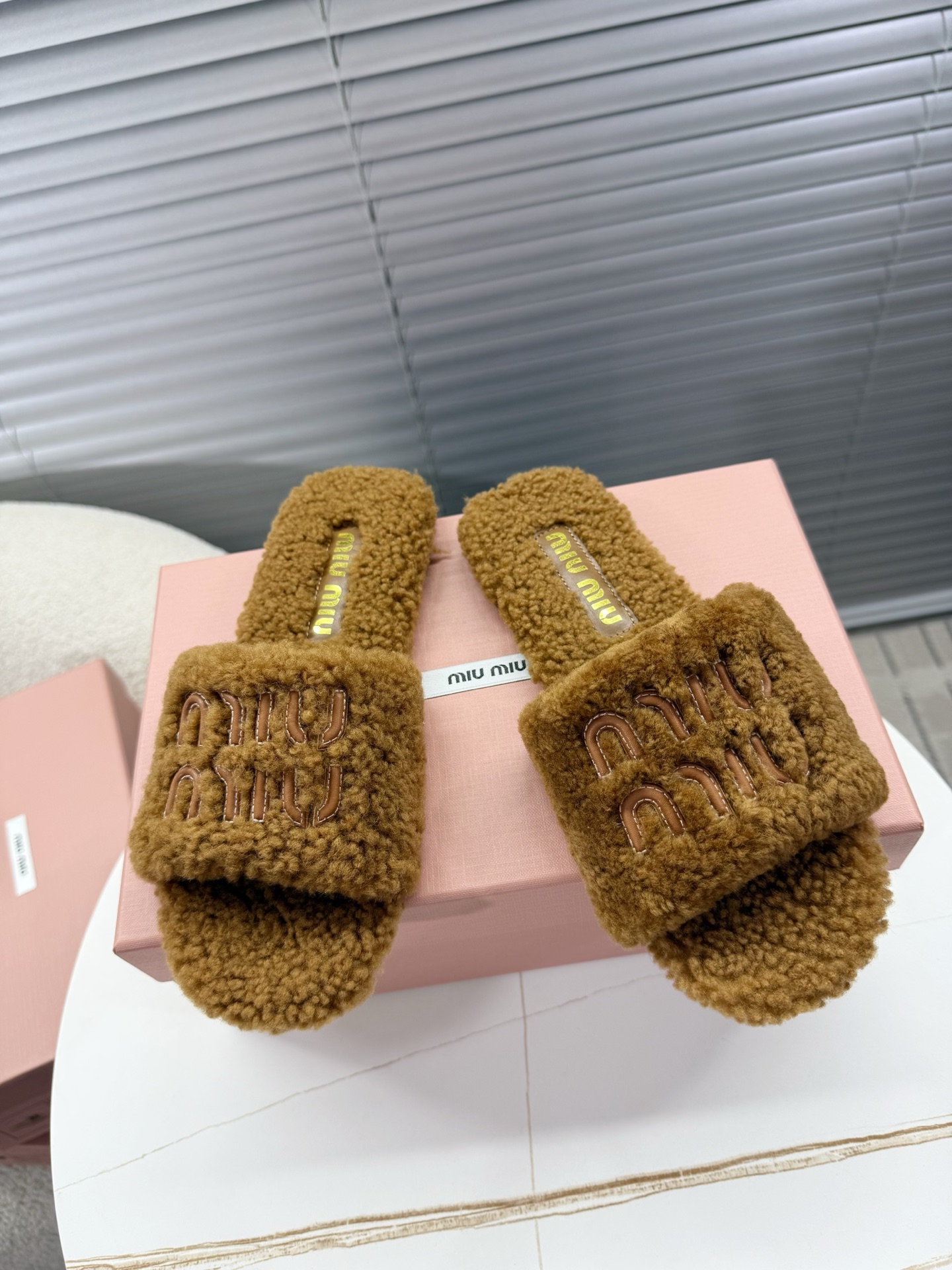 NO:558819,miumiu - 2025 new wool slippers, wool slippers, wool shoes, furry texture, soft and super healing when worn on the feet... The classic miumiu logo is exquisite and eye-catching, whether it is a simple style, a sweet style or a cool style, it can fit seamlessly!  Pure lamb wool, thin rubber sole, miumiu logo... Regular size 35-40, fur shoes and slippers, miumiu, slippers19860909miumiu——2025新款毛拖 羊毛拖鞋 毛鞋 毛茸茸的质感,穿在脚上,软乎乎的超治愈……经典的miumiu标识精致又吸睛,不管是简约风、甜美风还是酷飒风的穿搭,它都能无缝适配！ 纯羊羔毛,橡胶薄底,miumiu字标点Logo…… 35—40正码,毛毛鞋拖鞋,miumiu,slippers,Women's Shoes