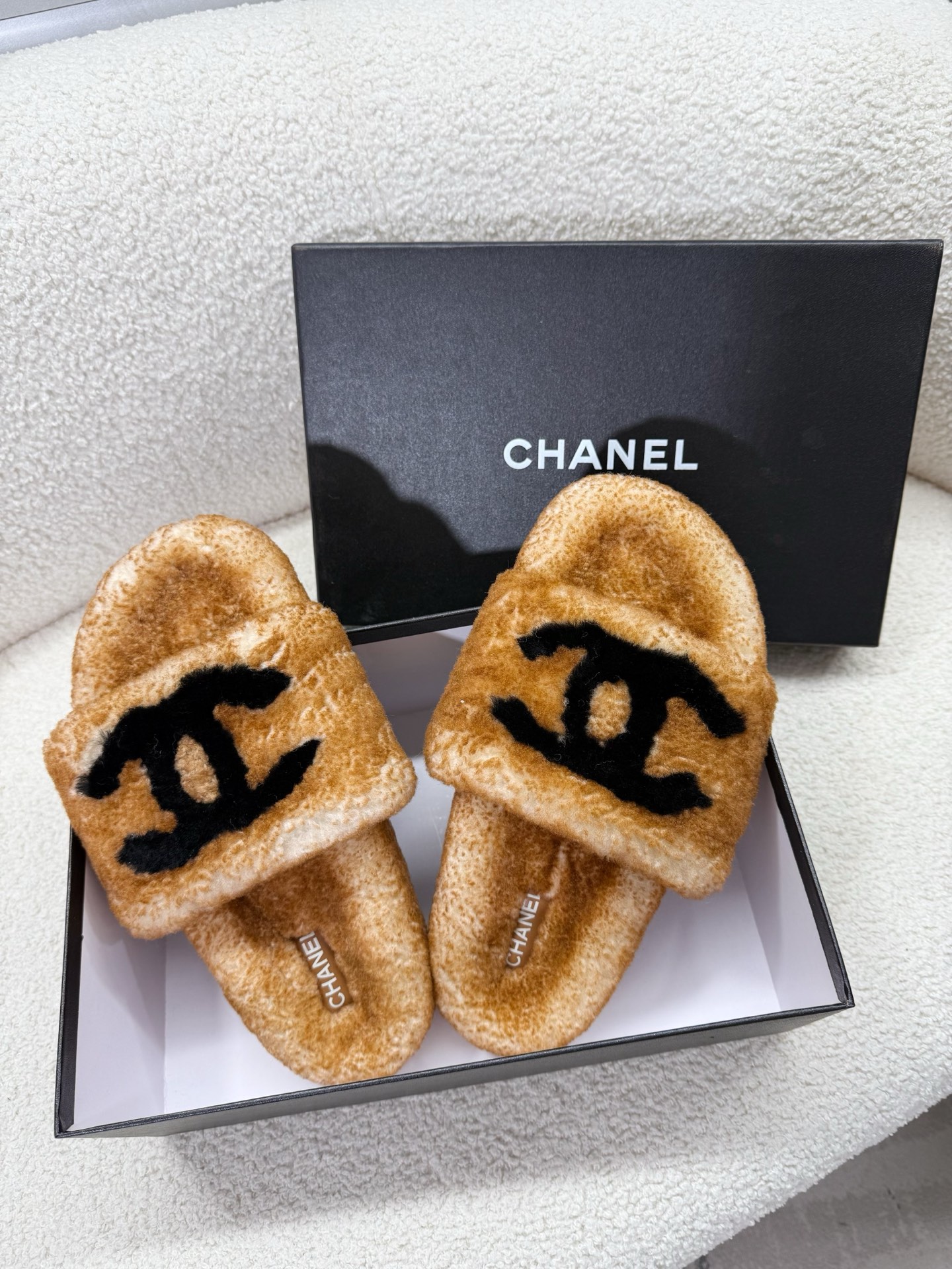 NO:558800,Chanel - wool slippers, super comfortable lambswool slippers... After pure lambswool is implanted with brand elements, it is versatile, fashionable, trendy and loved by lazy people, and is perfectly released... The fabric/lining/foot pad soles are all lambswool... The spliced ​​color logo presents a luxury brand, original TPU non-slip outsole, 35-40 regular size matching packaging, fur shoes and slippers, chanel, slippers19860909Chanel——毛拖,超级舒适的一款羊羔毛拖鞋…… 纯羊羔毛被植入品牌元素后,百搭、时尚、潮款、懒人至爱,被完美释放…… 面料/内里/垫脚包底全都是羊羔毛……拼接色logo呈现奢侈名品,原版TPU防滑大底 35—40正码配套包装,毛毛鞋拖鞋,chanel,slippers,Women's Shoes