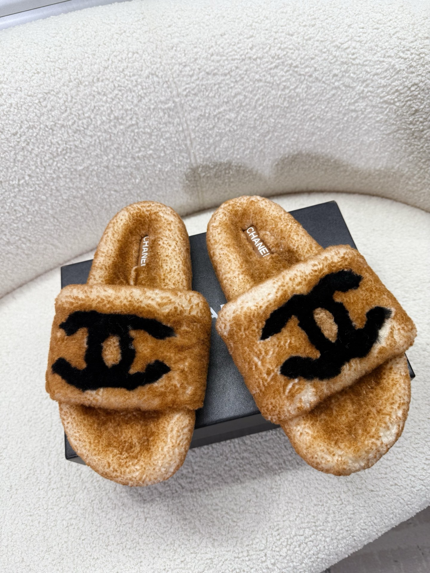 NO:558803,Chanel lambswool slippers~~,wool shoes and slippers,chanel,slippers19860909Chanel羊羔毛拖鞋~~,毛毛鞋拖鞋,chanel,slippers,Women's Shoes