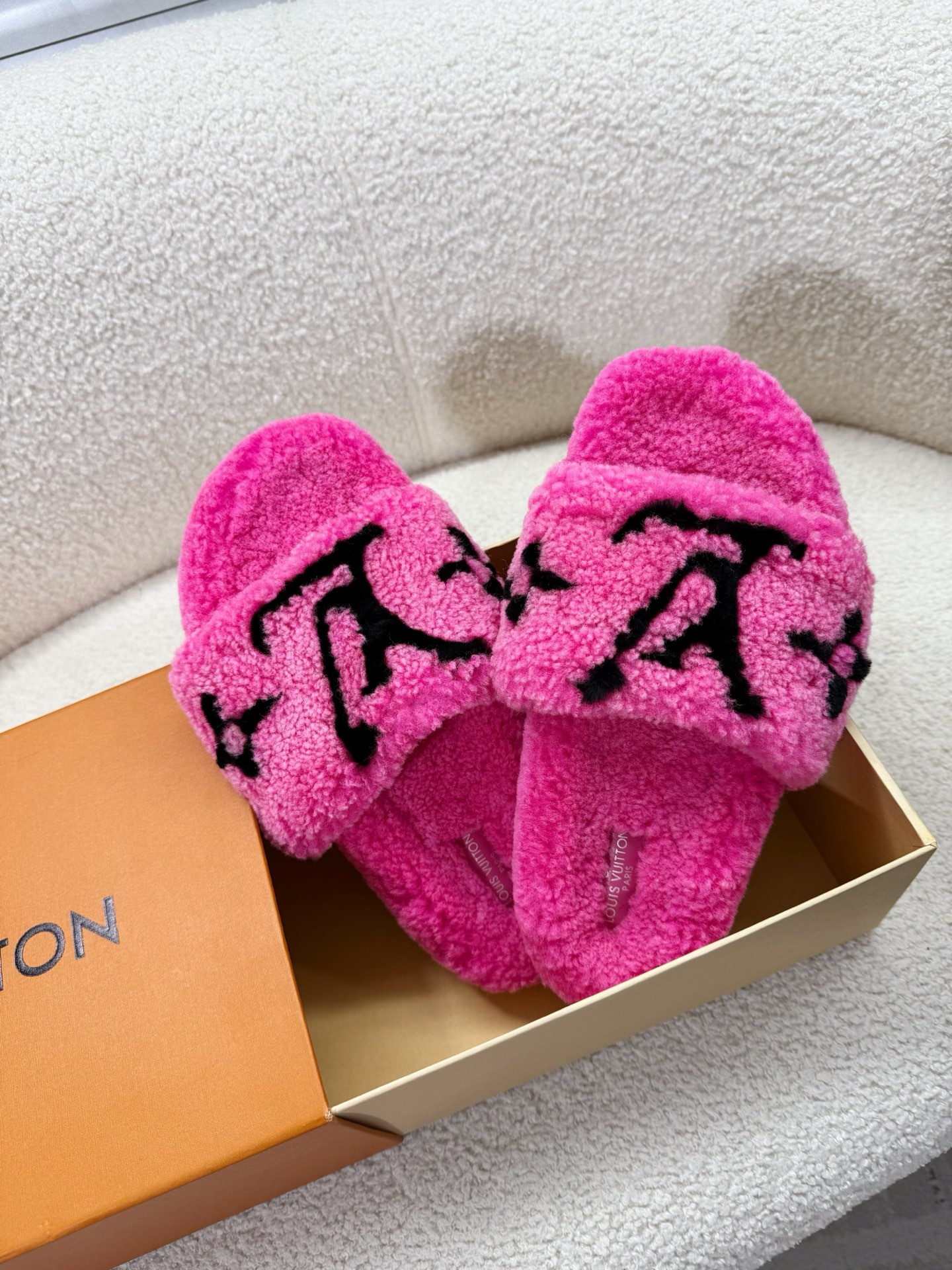 NO:558806,LV - wool slippers, super comfortable lambswool slippers... After pure lambswool is implanted with brand elements, it is versatile, fashionable, trendy and loved by lazy people, and is perfectly released... The fabric/lining/foot pad soles are all lambswool... The spliced ​​color logo presents a luxury brand, original TPU non-slip outsole, 35-40 regular size matching packaging, fur shoes and slippers, louis vuitton, slippers19860909LV——毛拖,超级舒适的一款羊羔毛拖鞋…… 纯羊羔毛被植入品牌元素后,百搭、时尚、潮款、懒人至爱,被完美释放…… 面料/内里/垫脚包底全都是羊羔毛……拼接色logo呈现奢侈名品,原版TPU防滑大底 35—40正码配套包装,毛毛鞋拖鞋,louis vuitton,slippers,Women's Shoes