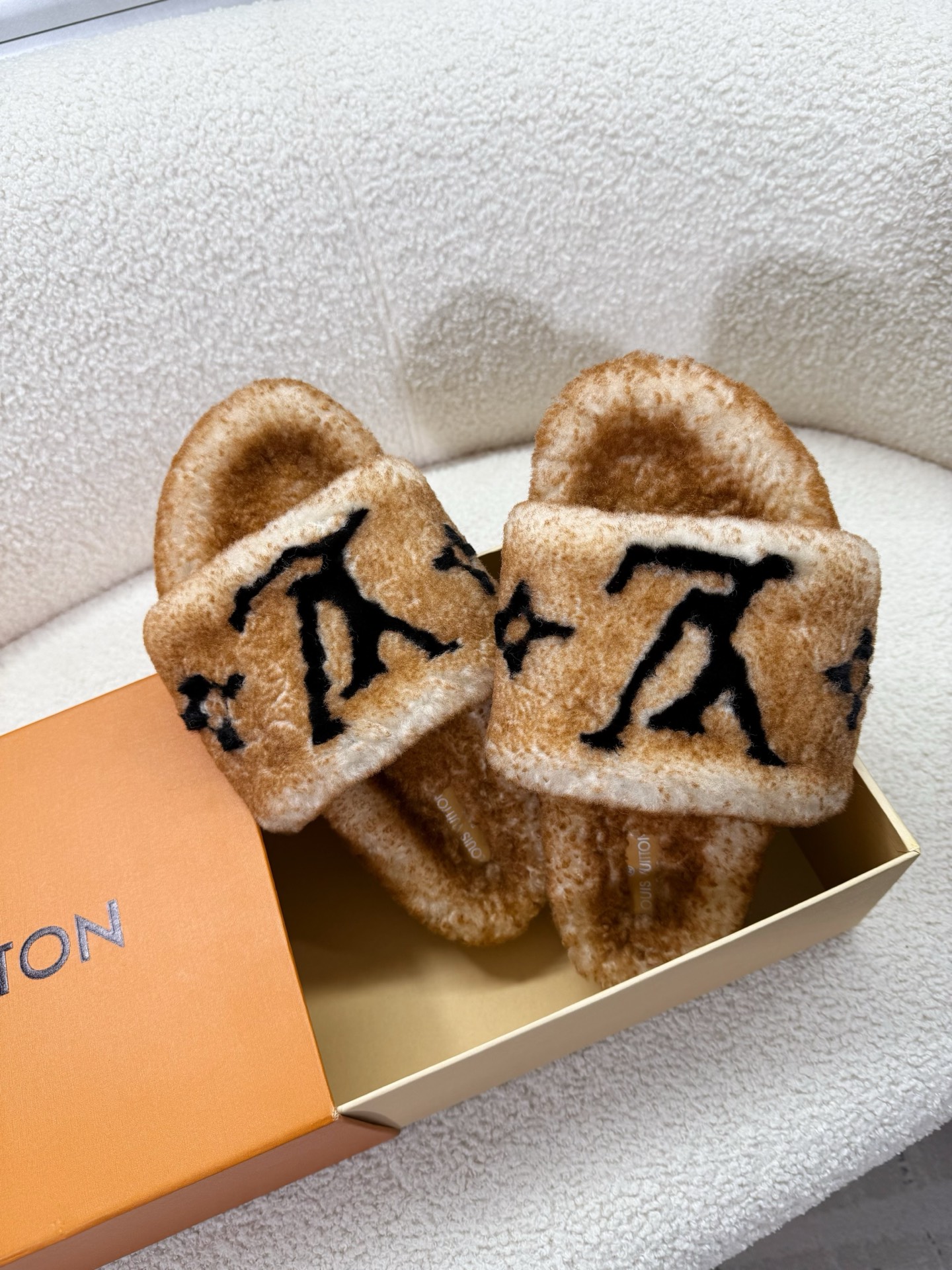 NO:558809,Chanel - wool slippers, super comfortable lambswool slippers... After pure lambswool is implanted with brand elements, it is versatile, fashionable, trendy and loved by lazy people, and is perfectly released... The fabric/lining/foot pad soles are all lambswool... The spliced ​​color logo presents a luxury brand, original TPU non-slip outsole, 35-40 regular size matching packaging, fur shoes and slippers, chanel, slippers19860909Chanel——毛拖,超级舒适的一款羊羔毛拖鞋…… 纯羊羔毛被植入品牌元素后,百搭、时尚、潮款、懒人至爱,被完美释放…… 面料/内里/垫脚包底全都是羊羔毛……拼接色logo呈现奢侈名品,原版TPU防滑大底 35—40正码配套包装,毛毛鞋拖鞋,chanel,slippers,Women's Shoes