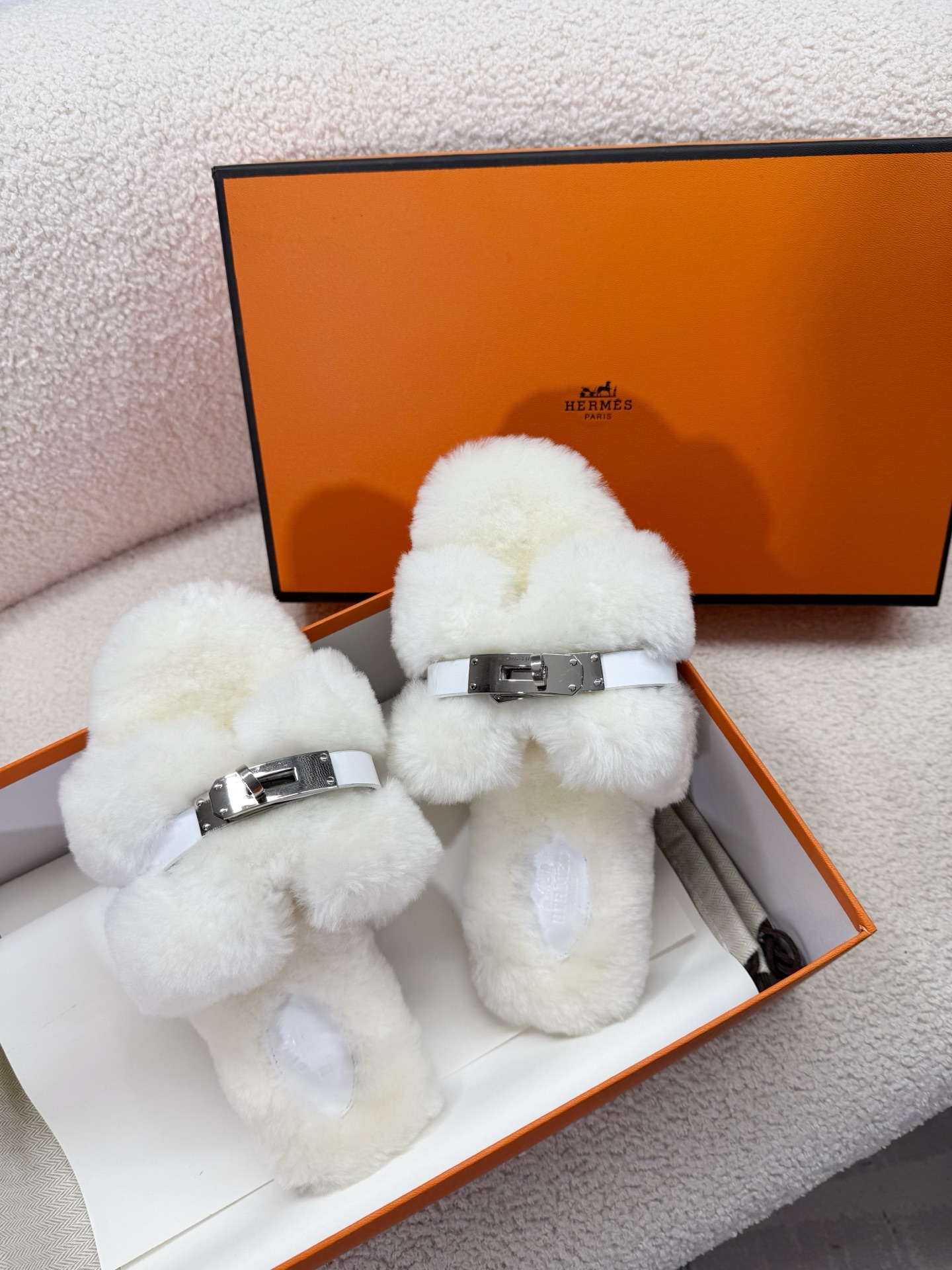 NO:558812,Hermes - the latest wool slippers, wool shoes, flat slippers... After pure wool is embedded with brand elements, it is versatile, fashionable, trendy and loved by lazy people, and is perfectly released... The fabrics/linings/foot pads and soles are all real wool... The logo on the upper shows luxury brands, original color genuine leather outsole 35-42 (41 42 custom-made, non-refundable and non-exchangeable) full size matching packaging, fur shoes and slippers, hermes, slippers, Leather soles19860909Hermes——最新羊毛拖,毛鞋,平底拖鞋…… 纯羊毛被植入品牌元素后,百搭、时尚、潮款、懒人至爱,被完美释放…… 面料/内里/垫脚包底全都是真羊毛……鞋面logo呈现奢侈名品,原色真皮大底 35—42(41 42订做不退不换)正码配套包装,毛毛鞋拖鞋,hermes,slippers,Leather soles,Women's Shoes