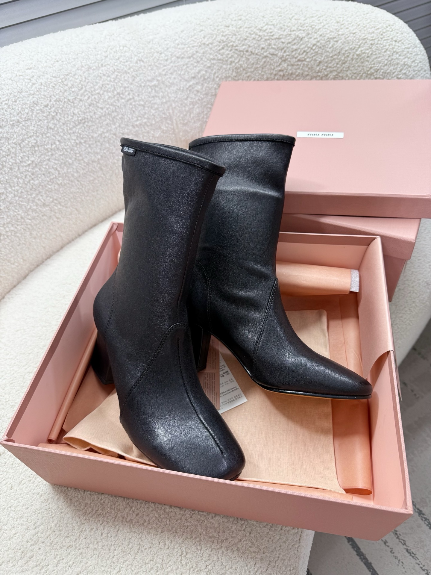 NO:558808,miumiu - the latest stretch boots; long boots; short boots... worn by many Internet celebrities; miumiu's new stretch boots are really cool; very soft and easy to wear!  The feet feel great!  The elastic leather can stretch and contract no matter whether the legs are thick or thin, it can be worn to give a loose feeling and the legs are very straight!  Super soft calfskin surface, cowhide lining, imported genuine leather outsole, 5cm thick heel 35-40 (40 customization is not returnable), boots, miumiu, boots, cowhide, Leather soles19860909miumiu——最新款弹力靴；长靴； 短靴…… 超多网红明星上脚；miumiu新款弹力靴确实泰酷辣；非常柔软巨好穿！脚感超赞！ 弹力皮不管腿粗腿细都能伸缩,都能穿出宽松感而且非常显腿直！ 超软小牛皮面迷, 牛皮内里, 进口真皮大底,5cm粗跟 35—40（40定制不退换）,靴子,miumiu,boots,cowhide,Leather soles,Women's Shoes