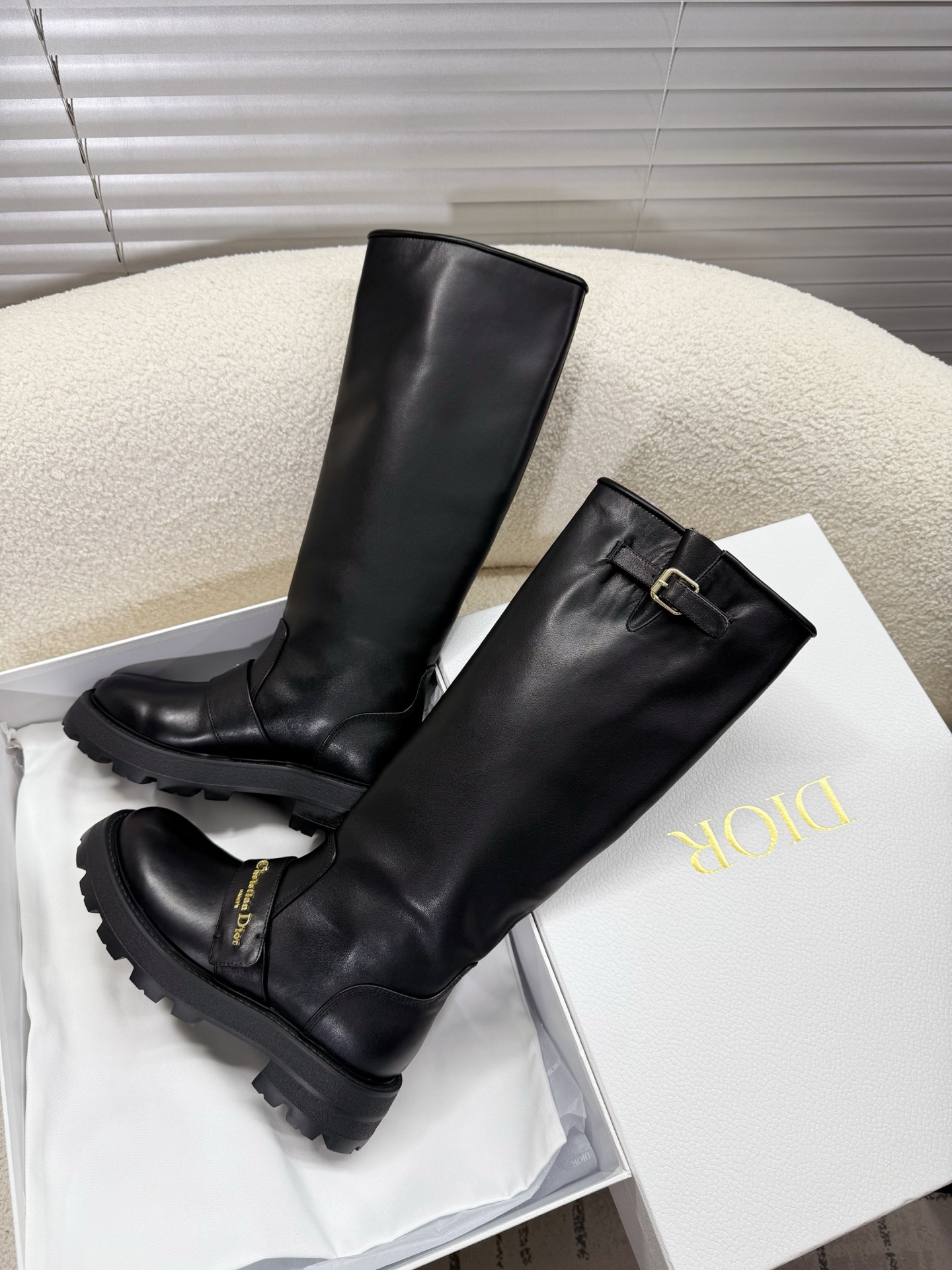 NO:560664,Dior - a full range of new boots; short boots; long boots; Martin boots; Chelsea boots... Classic and versatile slim feet, three-dimensional and full shape, fashionable, comfortable and handsome, very novel design style, perfect details, cool and trendy, super slimming legs!  Upper imported cowhide, lining cowhide/high-density knitted elastic band/side zipper, outsole 3.5cm thick sole Size: 35-40 standard size, boots, dior, dior, boots, cowhide19860909Dior 迪奥 —— 全系列新款靴子；短靴；长靴；马丁靴；切尔西靴…… 经典百搭瘦脚、造型立体饱满、时尚舒适帅气, 设计风格非常新颖 细节完美 酷炫 潮派 超级显腿瘦！ 鞋面进口牛皮 内里牛皮里/高密度针织松紧带/侧拉链 大底3.5cm厚底 Size: 35-40标准码,靴子,dior,dior,boots,cowhide,Women's Shoes