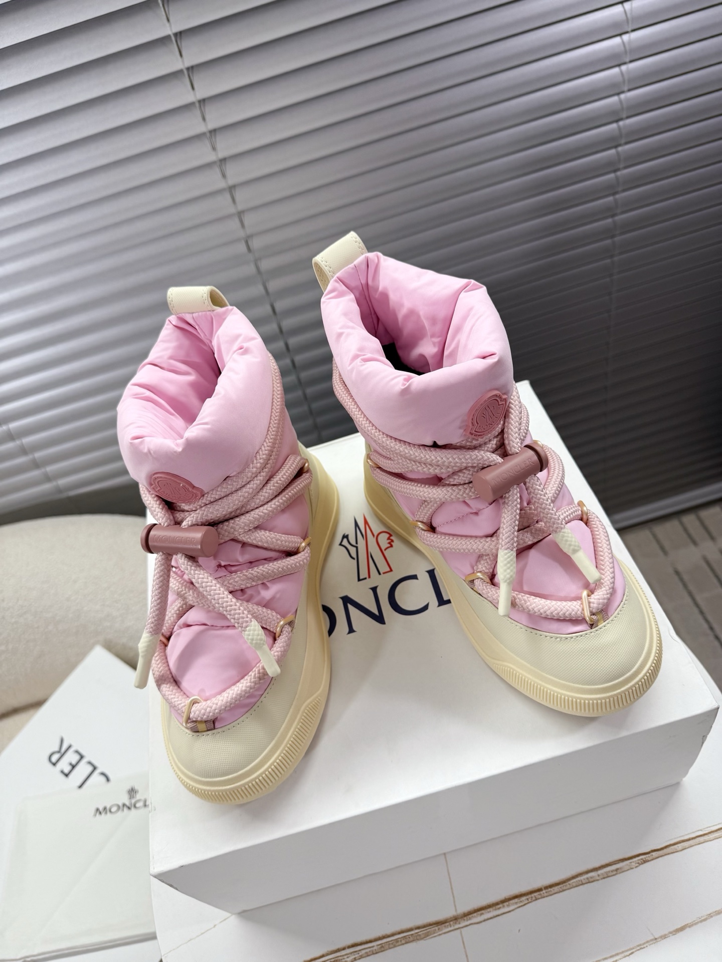 NO:592939,Moncler Mouth Mouth - the latest couple's snow boots... Professional outdoor Lycra fabric (with windproof, snowproof and quick-drying functions) wrapped with animal down. The iconic down jacket elements are decoded and reshaped to create unique winter boots... The new Moncler shoes are designed with drawstring laces... Logo embossed on the heel... Exclusive outsole... Cold and warm focus on outdoor... 35-45 couple models, snow boots, Moncler, boots, down jacket19860909Moncler 蒙口 —— 最新情侣款雪地靴…… 专业户外莱卡面料（具备防风 防雪水 速干功能）内包裹动物羽绒 将标识性的羽绒服元素解码重塑 打造别致冬日靴品…… 全新 Moncler 鞋履采用抽绳系带设计…后跟Logo压印…鞋底专属大底…防寒保暖专注户外…… 35——45情侣款,雪地靴,Moncler,boots,down jacket,Women's Shoes