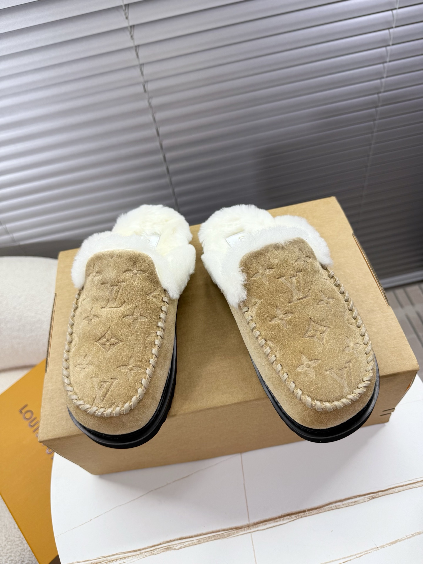 NO:592956,LV - the latest ski series Monogram snow boots; wool shoes; wool half-flop... Highly recognizable, non-slip and silent rubber soles, easy to put on and take off at home, very fashionable with jeans or down jackets, comfortable and practical, essential slippers for lazy people in winter... Made of cow suede/embossed technology, all-sheep fur lining, original molded outsole, 35-40 regular size, half-flop fur shoes, louis vuitton,boots,slippers,jeans,down jacket,sheepskin19860909LV——最新款滑雪系列Monogram雪地靴；羊毛鞋；羊毛半拖…… 辦识度超高,橡胶鞋底防滑静音,居家穿脱方便,搭配牛仔裤或羽绒服都很时髦,舒适又实用,是冬季懒人必备拖鞋…… 面料牛反绒/压花工艺 内里全羊皮毛一体 鞋底原版开模大底 35—40正码,半拖毛毛鞋,louis vuitton,boots,slippers,jeans,down jacket,sheepskin,Women's Shoes