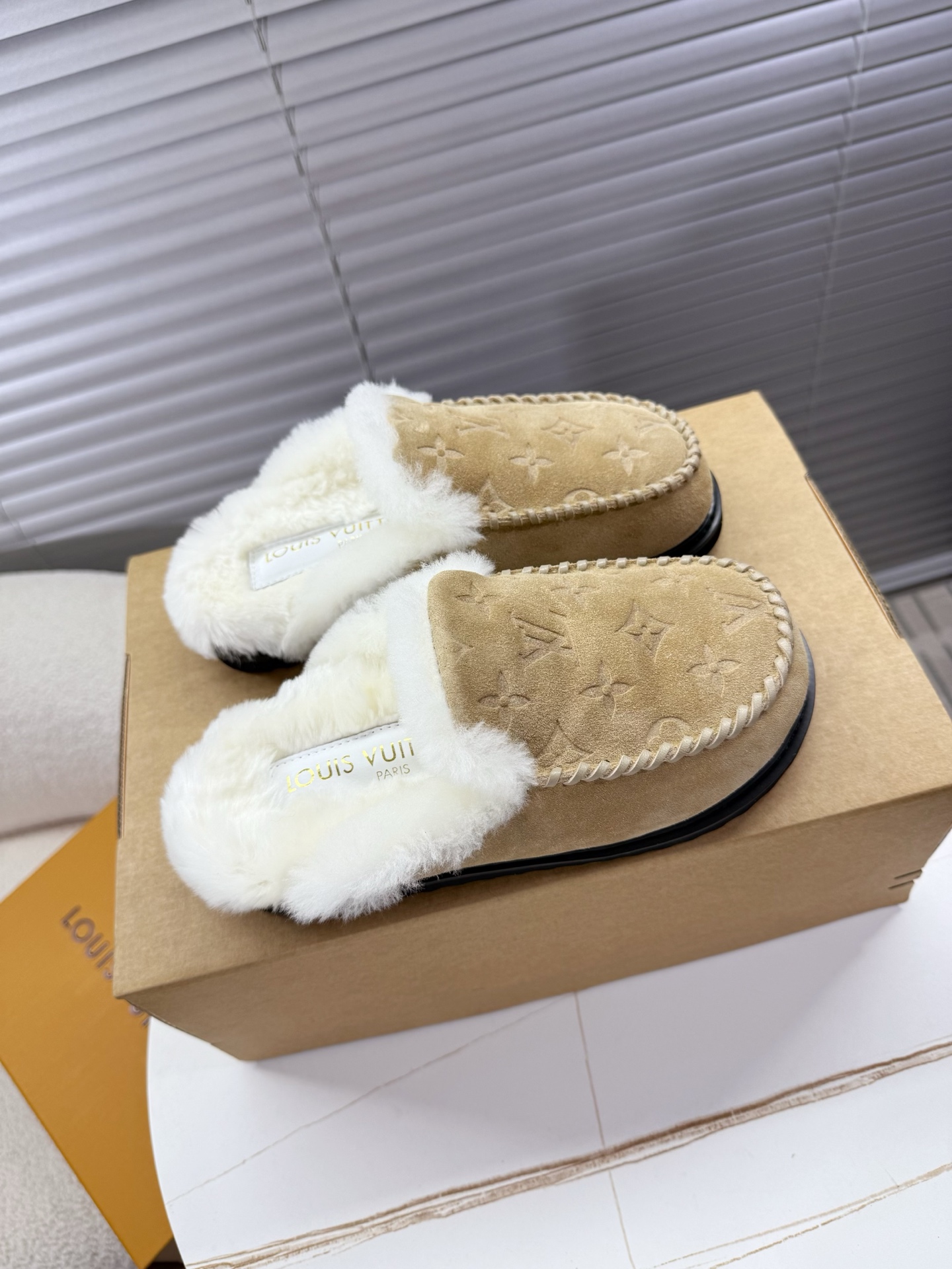 NO:592930,LV wool half slippers, wool shoes, snow boots..., half slippers, louis vuitton, boots19860909LV羊毛半拖,羊毛鞋,雪地靴……,半拖毛毛鞋,louis vuitton,boots,Women's Shoes