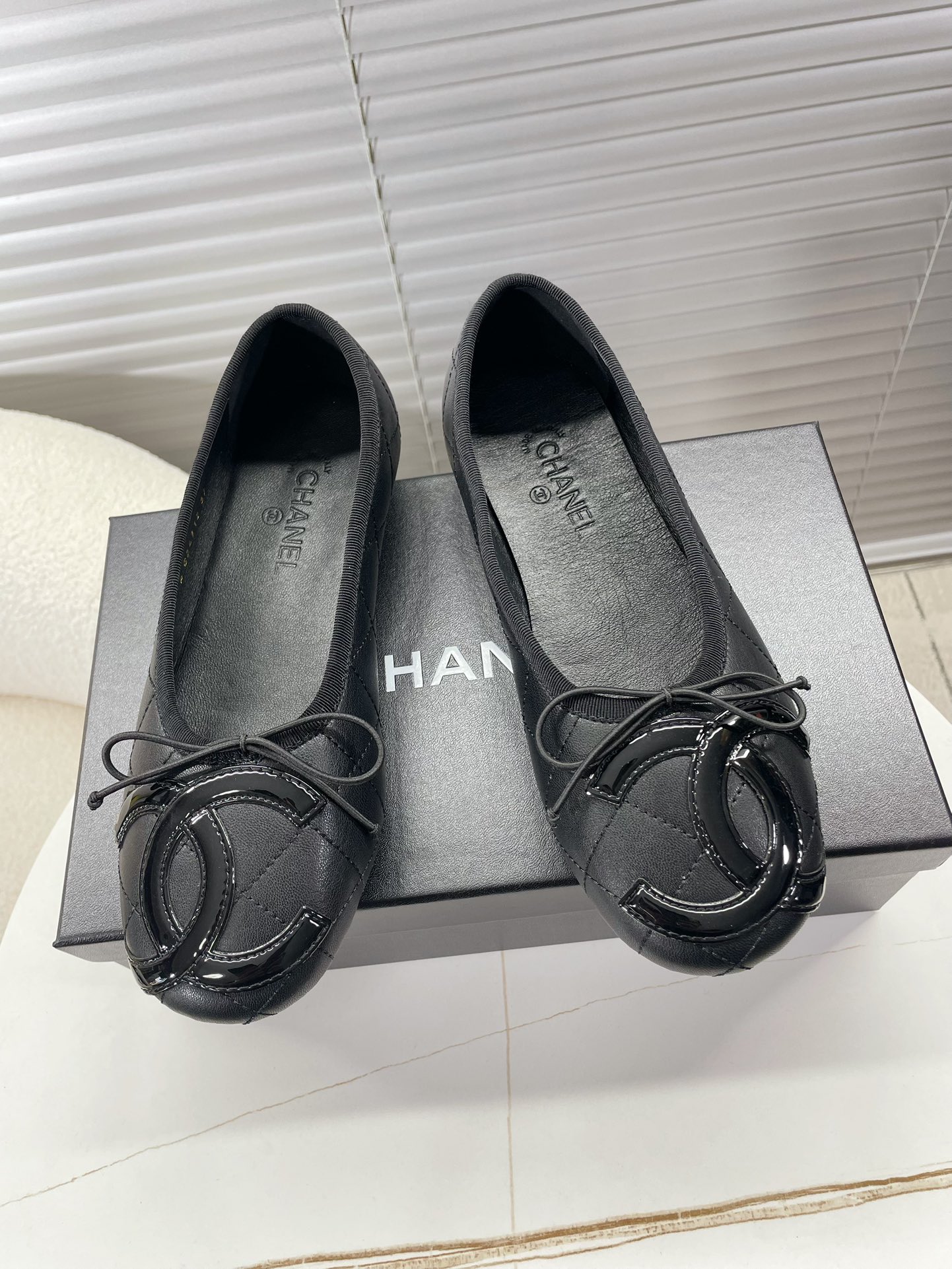 NO:612749,Chanel - grandma ballet shoes, Mary Jane shoes~~ fashionable catwalk models with the latest electric embroidery rhombus logo technology, flat heels and large logo embellishments, showing fashion!  How to match the series to look good!  The logo is clearly visible and elegant. The lining is made of lambskin. The logo on the foot pads is clear. Classic original. Lambskin material. Sheepskin lining. Full texture. Classic round toe design. Super comfortable... 35-40 regular size. Matching packaging, single shoes, chanel, mary jane, sheepskin19860909Chanel——奶奶香芭蕾舞鞋,玛丽珍单鞋～～ 时尚走秀款最新电绣菱格Logo工艺,平跟大logo点缀,演绎时尚！怎么搭怎么好看系列！ logo清晰可见  优雅 内里选用小羊皮内里 垫脚logo清晰 经典原版 小羊皮材质 羊皮内里 l 质感满满 经典圆头设计 超舒适 …… 35—40正码 配套包装,单鞋,chanel,mary jane,sheepskin,Women's Shoes