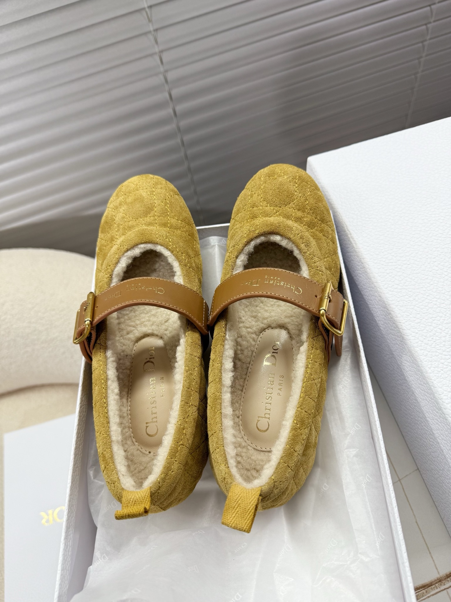 NO:631047,Dior——wool shoes, ballet shoes, Mary Jane shoes, sports shoes... Super popular diamond-faced wool ballet shoes~~ Pure wool lining, suede diamond fabric, belt buckle hardware embellishment, versatile, fashionable, and safe... 35-40 (41 custom-made, non-returnable) regular size, fur shoes, dior, mary jane, sneakers, chamois leather19860909Dior——羊毛鞋,芭蕾舞鞋,玛丽珍鞋,运动鞋…… 超级火的一款菱格面羊毛芭蕾舞鞋~~ 纯羊毛内里,麂皮菱格面料,皮带扣五金点缀,百搭、时尚、保等都被完美释放…… 35—40(41定做不退换)正码,毛毛鞋,dior,mary jane,sneakers,chamois leather,Women's Shoes