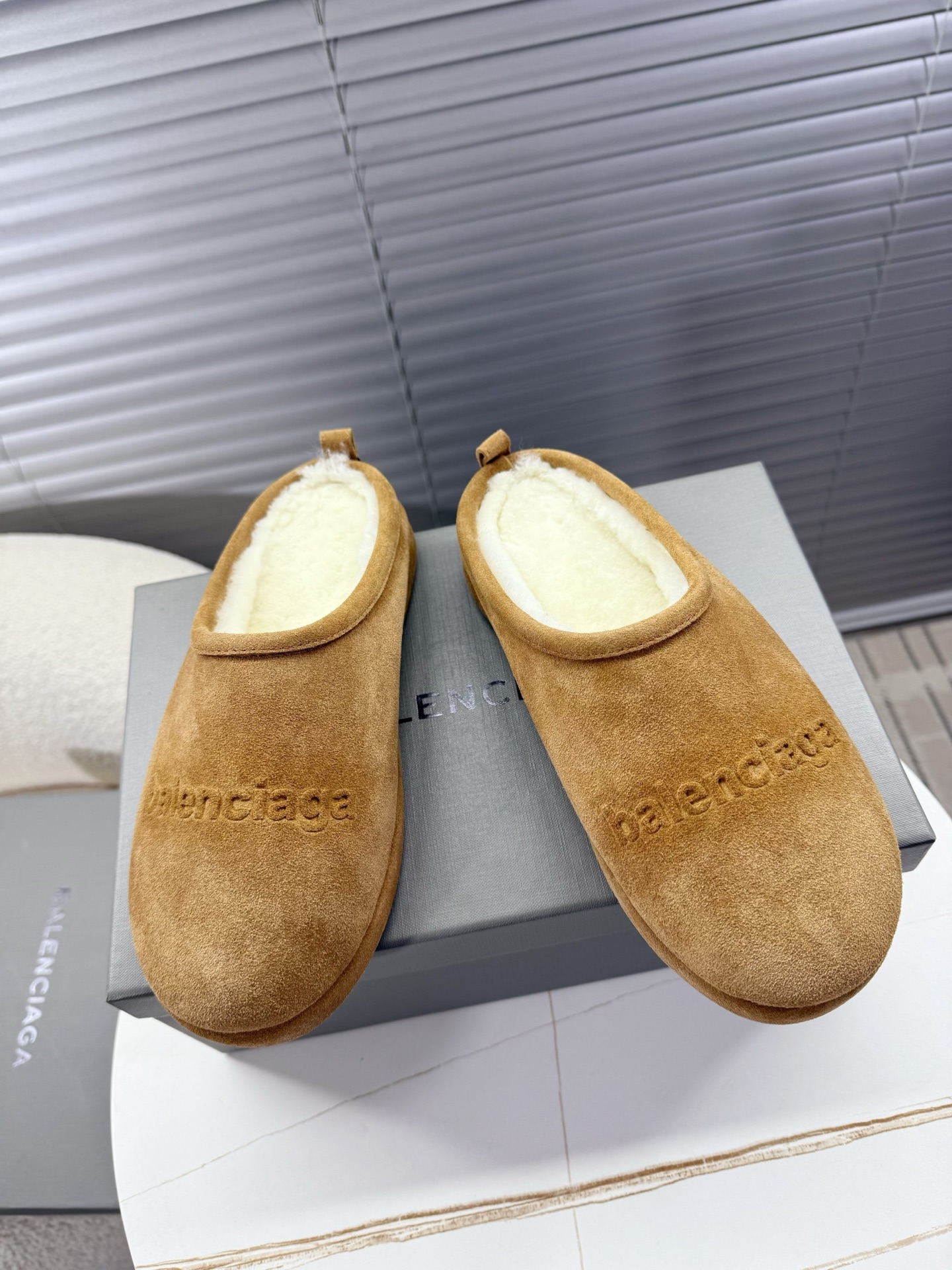 NO:646850,Balenciaga - Thick-soled shoes, Birkenstocks, cotton shoes, wool slippers... After pure wool is embedded with brand elements, it is versatile, fashionable, trendy and a favorite of lazy people, and is perfectly released... The matte cowhide fabric/lining/foot pads are all real wool...The steel-printed logo on the leather surface presents a luxury brand...The original TPU non-slip outsole...two heel heights of 2.5cm/6.5cm...  Matching packaging for full sizes 35-40, half-flop furry shoes, balenciaga, slippers, cowhide19860909Balenciaga——厚底鞋,勃肯鞋,棉鞋,毛拖鞋…… 纯羊毛被植入品牌元素后,百搭、时尚、潮款、懒人至爱,被完美释放…… 磨砂牛皮面料/内里/垫脚全都是真羊毛……皮面钢印Logo呈现奢侈名品……原版TPU防滑大底……2.5cm/6.5cm两种跟高…… 35—40正码配套包装,半拖毛毛鞋,balenciaga,slippers,cowhide,Women's Shoes