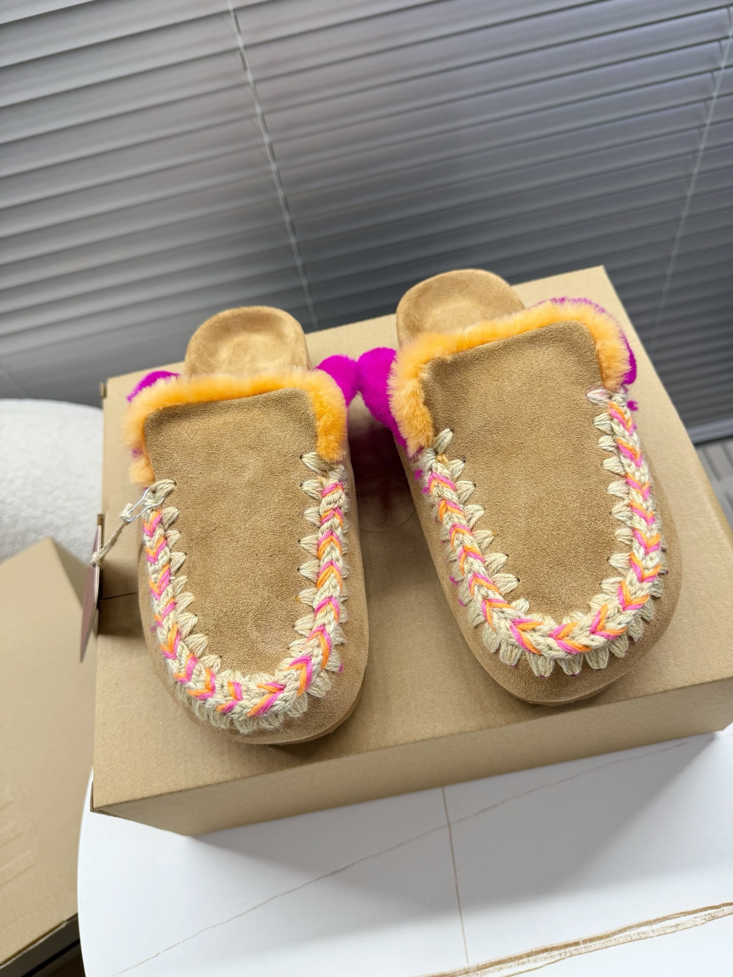 NO:647826,MOU｜New autumn and winter products from niche trendy brands; Birkenstocks, wool shoes, wool slippers... A pair of wool slippers that are comfortable and refined at home... The sheepskin and fur integrated super warm foot protection makes winter full of Maillard romance... The upper is made of sheepskin and fur integrated upper/ethnic style hand-trimmed lining/foot-padding wool sole original soft rubber outsole 35-42 (41 42 customization is not returnable), semi-slip fur shoes, slippers, sheepskin19860909MOU｜小众潮牌秋冬新品；勃肯鞋、毛鞋、毛拖鞋…… 居家舒适与精致温暖的一双羊毛拖鞋…… 羊皮毛一体超级保暖护足,让冬季充满美拉德浪漫…… 鞋面羊皮毛一体鞋面/民族风手工衍边 内里/垫脚羊毛 鞋底原版软橡胶大底 35—42（41 42定制不退换）,半拖毛毛鞋,slippers,sheepskin,Women's Shoes