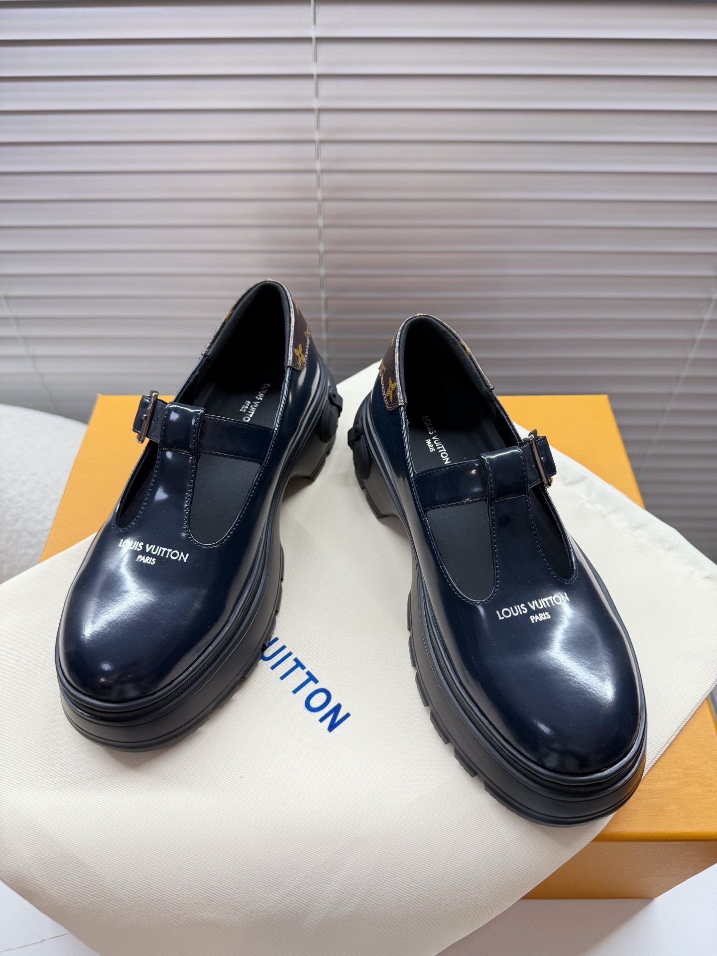 NO:705749,LV - the latest thick-soled shoes; big-toe shoes; loafers; Mary Jane leather shoes... The soles are increased by 5cm, and the upper foot stretches the calf to show the long slim legs. A must-have for small people, classic and versatile~~ Cowhide surface/frosted surface/open edge bead upper; cowhide lining/cowhide foot pad; original arch bridge TPU outsole... 35-39 (40 custom-made, non-refundable), Mary Jane, Louis  vuitton,loafers,mary jane,cowhide19860909LV——最新款厚底鞋；大头鞋；乐福鞋；玛丽珍皮鞋…… 鞋底增高5cm,上脚拉伸小腿超显脚瘦腿长,小个子必收款,经典百搭~~ 牛皮面/磨砂面/开边珠鞋面；牛皮内里/牛皮垫脚；原版拱桥TPU大底…… 35—39 (40定做不退换),玛丽珍,louis vuitton,loafers,mary jane,cowhide,Women's Shoes