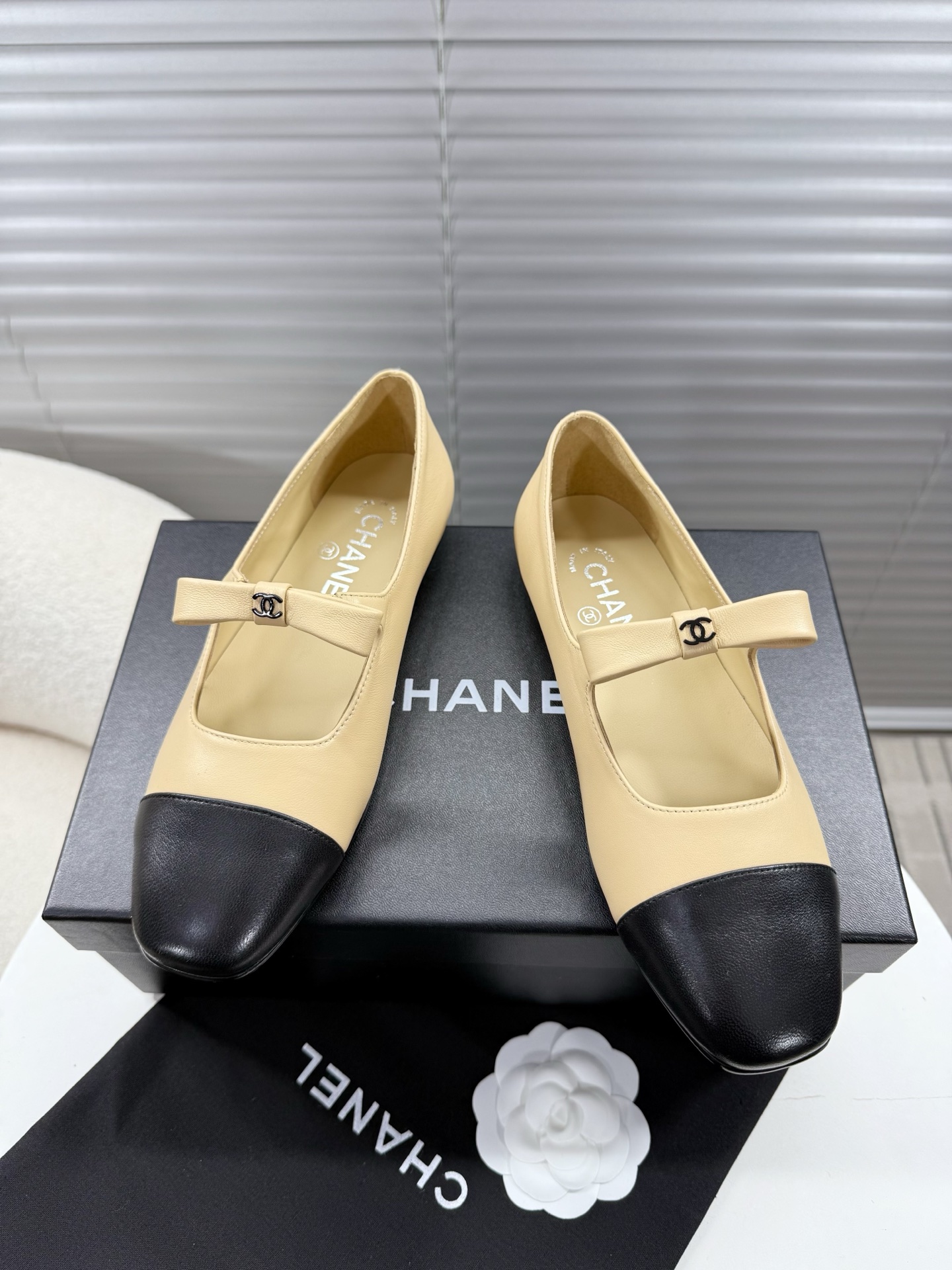 NO:720954,chanel - classic and versatile Mary Jane ballet shoes, genuine leather women's shoes... A super popular Mary Jane ballet shoe, the small square toe is so cute and classic, the leather is soft and really comfortable, the classic stitching color is very beautiful, the bow small C logo is embellished... The first layer of sheepskin, full sheepskin lining, genuine leather outsole, 5.5cm square heel... 35-39 (40 41 custom-made, non-returnable) regular size, ballet shoes, chanel, mary  jane,sheepskin,leather soles19860909chanel——经典百搭玛丽珍芭蕾鞋,真皮女鞋…… 超级受棒的一款玛丽珍芭蕾小单鞋,小方鞋头萌萌的太经典啦皮质软乎乎真的很舒适 经典拼接配色很好看,蝴蝶结小C标点缀…… 头层羊皮全羊皮内里真皮大底5.5cm方跟…… 35—39(40 41订做不退换)正码,芭蕾舞鞋,chanel,mary jane,sheepskin,Leather soles,Women's Shoes