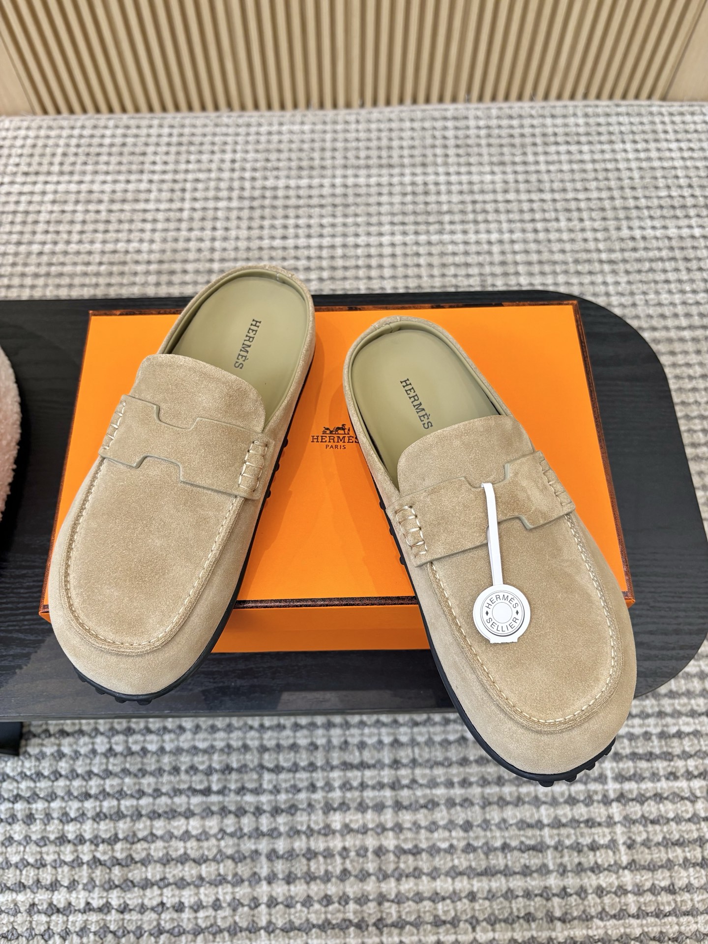 NO:789169,Hermes--Hermès--H series new big-toe shoes; Mules; Birkenstocks; loafers; half-flop... First-layer cowhide fabric/nubuck leather fabric First-layer cowhide lining TPU non-slip outsole 35-40 regular size, loafers and half-flop, hermes, hermes, loafers, cowhide19860909Hermes--爱马仕--H系列新款大头鞋；穆勒鞋；勃肯鞋；乐福鞋；半拖…… 头层牛皮面料/磨砂皮面料 头层牛皮内里 TPU防滑大底 35—40正码,乐福鞋半拖,hermes,hermes,loafers,cowhide,Women's Shoes