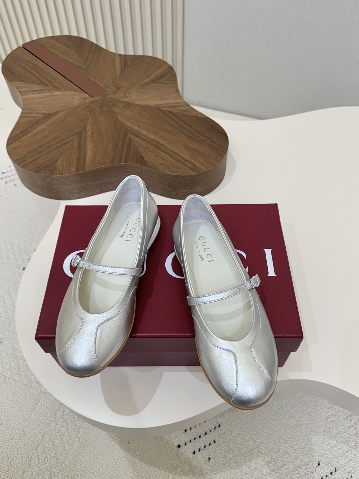 NO:815959,Gucci - Ballet Shoes; Mary Jane Shoes; Loafers; Sneakers!  A super popular women's leather shoe that crosses the line. It has a shallow round toe and a belt buckle design that can't be taken off. The Mary Jane retro style is really good-looking and comfortable, and the one-piece molded sole has a sporty atmosphere... Fully genuine leather/inner molded outsole 35-40 (41 customized, non-returnable) regular size, ballet shoes, gucci, loafers, mary jane, sneakers19860909Gucci——芭蕾舞鞋；玛丽珍鞋；乐福鞋；运动鞋！ 跨界线的一款超级受棒的女皮鞋 浅口圆头搭配皮带扣设计不掉鞋,玛丽珍复古风真的是好看又舒适,一体成型底更有运动氛围…… 全真皮面/里成型大底 35—40(41定制不退换)正码,芭蕾舞鞋,gucci,loafers,mary jane,sneakers,Women's Shoes