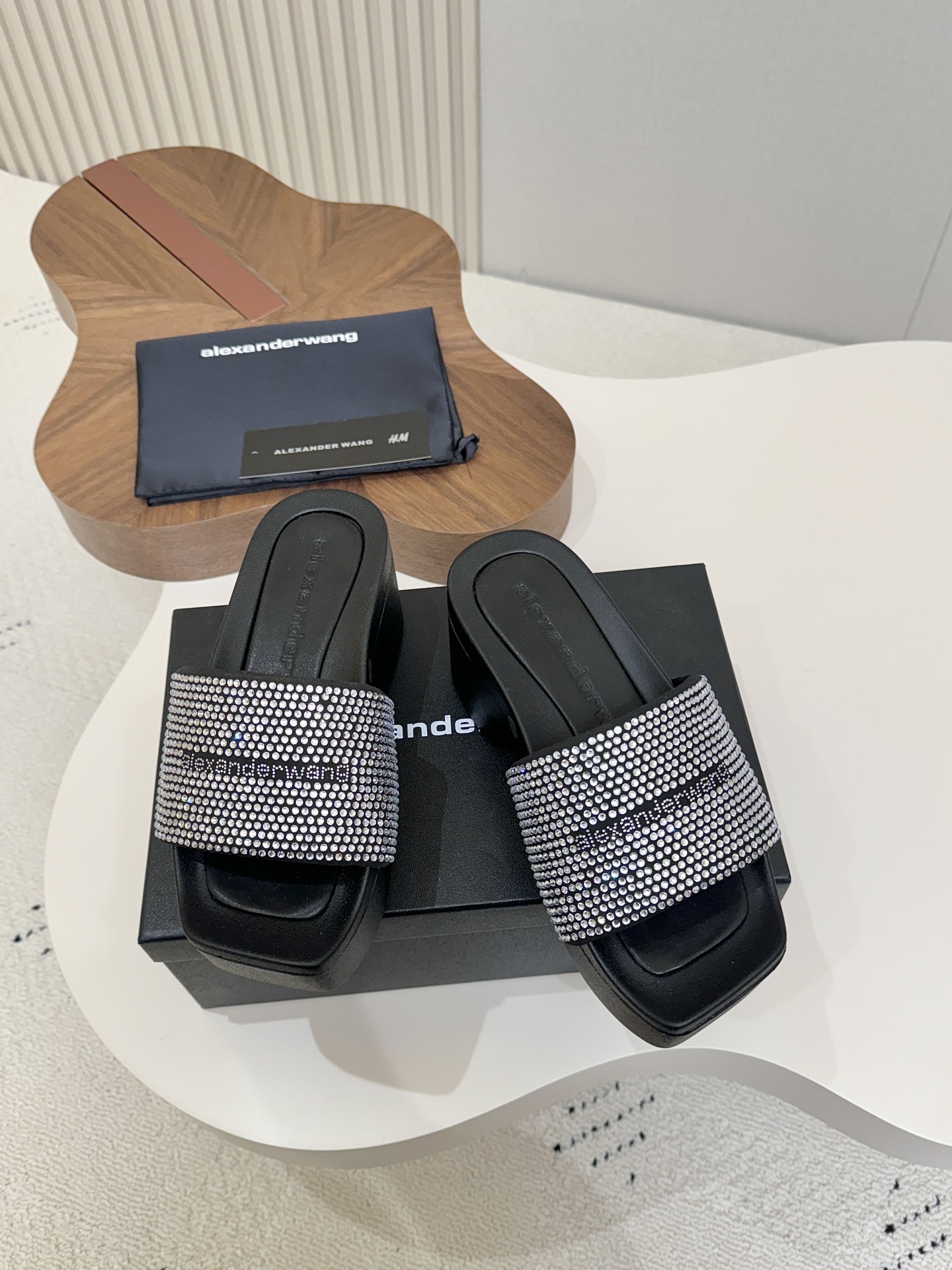 NO:890911,Alexander Wang Alexander Wang full-diamond slippers, thick-soled slippers, square-toe flat-soled slippers with letters!  Your Majesty, you know how to do 'low-key luxury'!  This pair of full-diamond flip-flops really captures the 'cool and noble' vibe. The square-toe design has a dull sense of luxury, and the full-diamonds on the upper are blingbling in the sun!  Paired with black brand letters, it is cool and noble, a versatile shoe for summer!  Thick sole heel height 8cm, waterproof platform 4cm... 35-40 regular size rhinestone surface, slippers, alexander wang, slippers19860909Alexander Wang 亚历山大王满钻拖鞋 厚底拖鞋 方头平底字母拖鞋！ 大王你是懂做“低调奢华”的！ 这双满钻一字拖真的把「清冷贵气」拿捏得死死的,方头设计自带钝感高级感,鞋面上的满钻在阳光下blingbling的！ 搭配黑色品牌字母标,酷飒又显贵,夏天的百搭神鞋！ 厚底跟高8cm,防水台4cm…… 35—40正码钻面,拖鞋,alexander wang,slippers,Women's Shoes