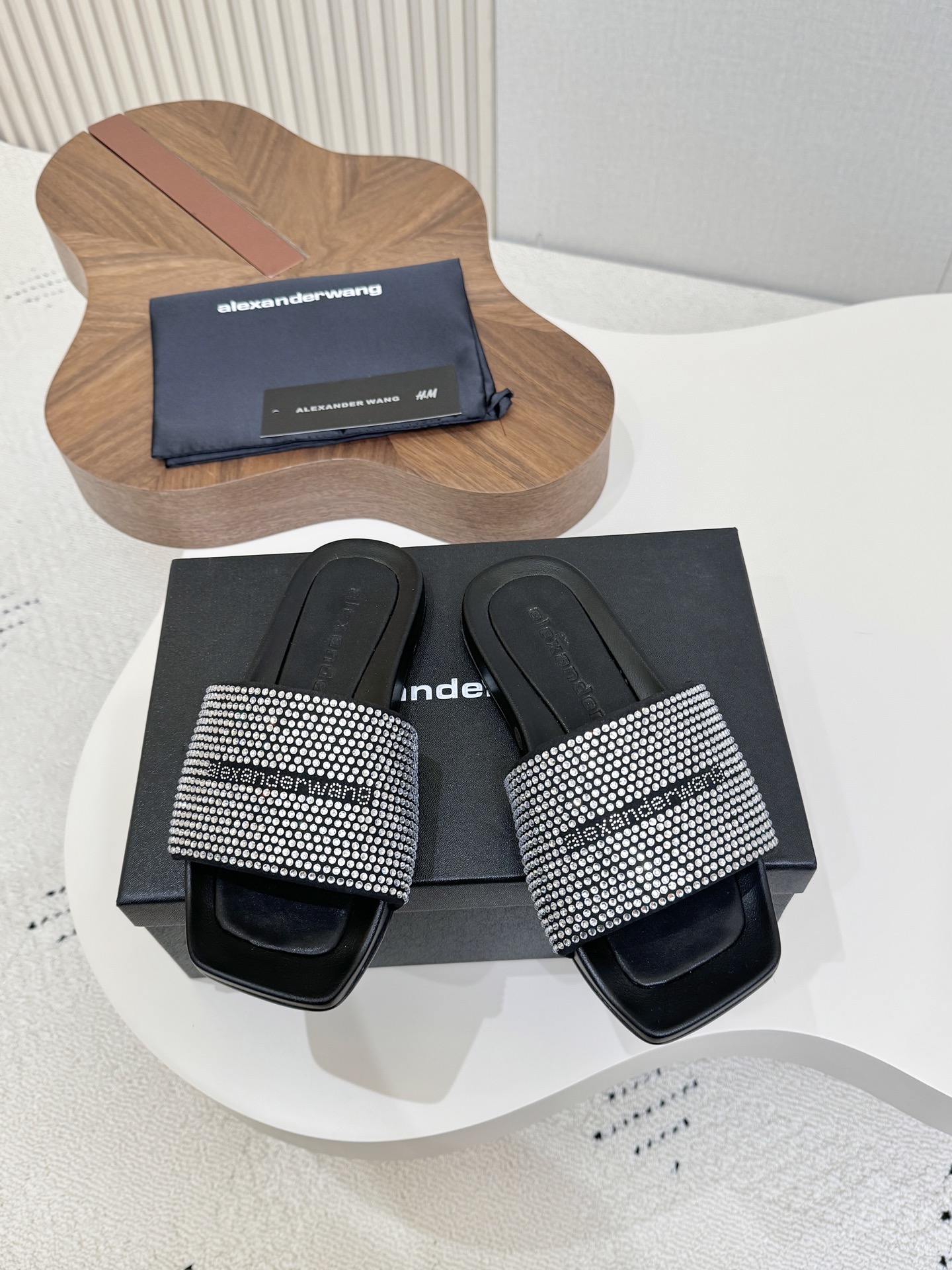 NO:890923,Alexander Wang Alexander Wang full-diamond slippers, thick-soled slippers, square-toe flat-soled slippers with letters!  Your Majesty, you know how to do 'low-key luxury'!  This pair of full-diamond flip-flops really captures the 'cool and noble' vibe. The square-toe design has a dull sense of luxury, and the full-diamonds on the upper are blingbling in the sun!  Paired with black brand letters, it is cool and noble, a versatile shoe for summer!  Thick sole heel height 8cm, waterproof platform 4cm... 35-40 regular size diamond mother, slippers, alexander wang, slippers19860909Alexander Wang 亚历山大王满钻拖鞋 厚底拖鞋 方头平底字母拖鞋！ 大王你是懂做“低调奢华”的！ 这双满钻一字拖真的把「清冷贵气」拿捏得死死的,方头设计自带钝感高级感,鞋面上的满钻在阳光下blingbling的！ 搭配黑色品牌字母标,酷飒又显贵,夏天的百搭神鞋！ 厚底跟高8cm,防水台4cm…… 35—40正码钻母,拖鞋,alexander wang,slippers,Women's Shoes