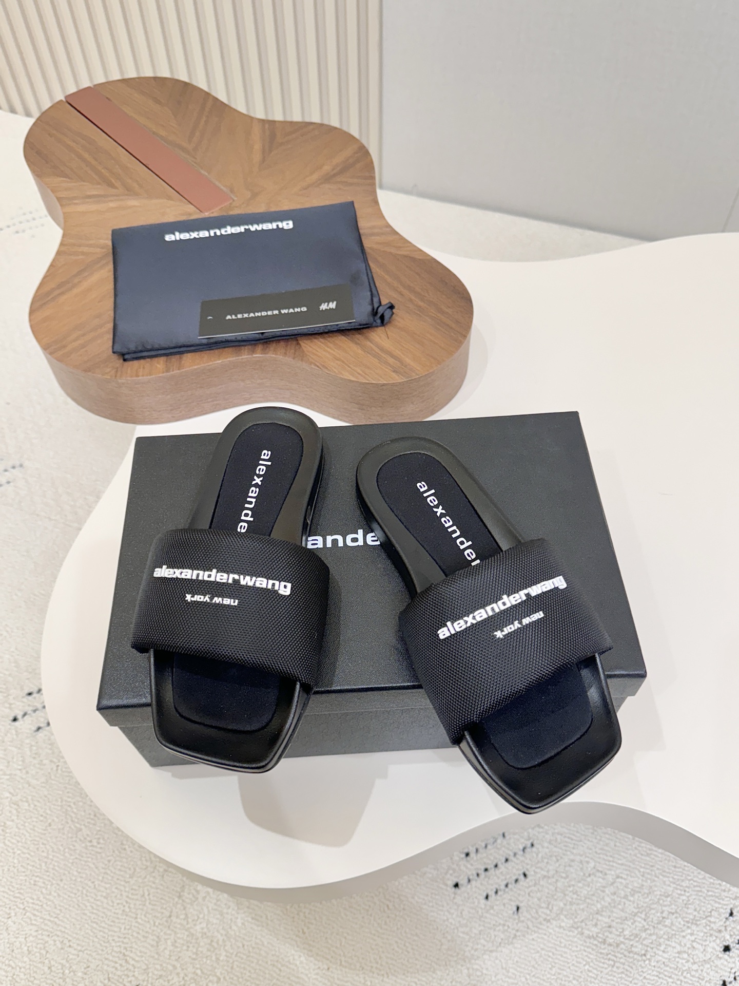 NO:890928,Alexander Wang Alexander Wang full-diamond slippers, thick-soled slippers, square-toe flat-soled slippers with letters!  Your Majesty, you know how to do 'low-key luxury'!  This pair of full-diamond flip-flops really captures the 'cool and noble' vibe. The square-toe design has a dull sense of luxury, and the full-diamonds on the upper are blingbling in the sun!  Paired with black brand letters, it is cool and noble, a versatile shoe for summer!  Thick sole heel height 8cm, waterproof platform 4cm... 35-40 regular size letters, slippers, alexander wang, slippers19860909Alexander Wang 亚历山大王满钻拖鞋 厚底拖鞋 方头平底字母拖鞋！ 大王你是懂做“低调奢华”的！ 这双满钻一字拖真的把「清冷贵气」拿捏得死死的,方头设计自带钝感高级感,鞋面上的满钻在阳光下blingbling的！ 搭配黑色品牌字母标,酷飒又显贵,夏天的百搭神鞋！ 厚底跟高8cm,防水台4cm…… 35—40正码字母,拖鞋,alexander wang,slippers,Women's Shoes