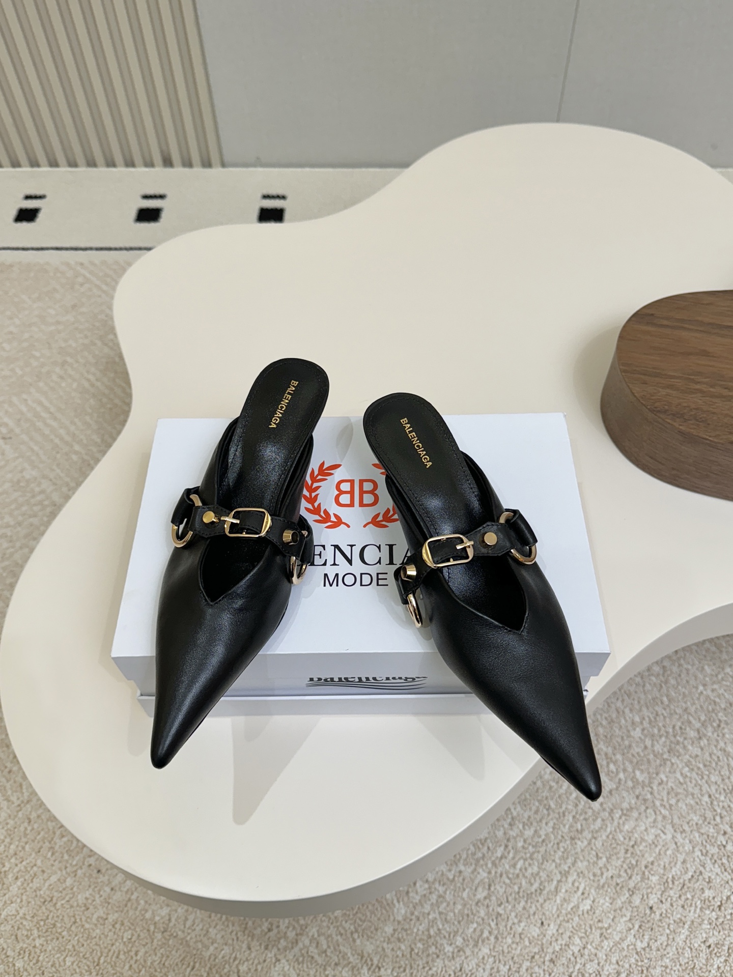 NO:903528,BALENCIAGA pointed toe mid-heel slippers!  Original shoe last, original material customization, original leather outsole... Metal hardware buckle decoration, sheepskin fabric, sheepskin lining... The heel height is about 5cm, the upper foot is super beautiful... 35-39 (34.40.41.42.43), half drag, balenciaga, slippers, sheepskin, Leather soles19860909BALENCIAGA 尖头中跟拖鞋！ 原版鞋楦,原版材质定制,原版真皮大底…… 金属五金扣点缀,羊皮面料,羊皮内里…… 跟高约5cm,上脚超仙美美哒…… 35—39（34.40.41.42.43）,半拖,balenciaga,slippers,sheepskin,Leather soles,Women's Shoes