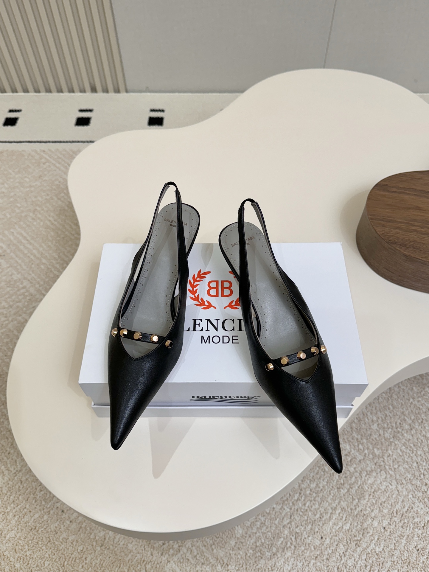NO:903521,BALENCIAGA pointed toe mid-heel sandals!  Original shoe last, original material customization, original leather outsole... Metal hardware buckle embellishment, sheepskin fabric, sheepskin lining... The heel height is about 5cm, the upper foot is super beautiful... 35-39 (34.40.41.42.43), high heels and sandals, balenciaga, sandals, high heels, sheepskin, Leather soles19860909BALENCIAGA 尖头中跟凉鞋！ 原版鞋楦,原版材质定制,原版真皮大底…… 金属五金扣点缀,羊皮面料,羊皮内里…… 跟高约5cm,上脚超仙美美哒…… 35—39（34.40.41.42.43）,高跟鞋凉鞋,balenciaga,sandals,high heels,sheepskin,Leather soles,Women's Shoes