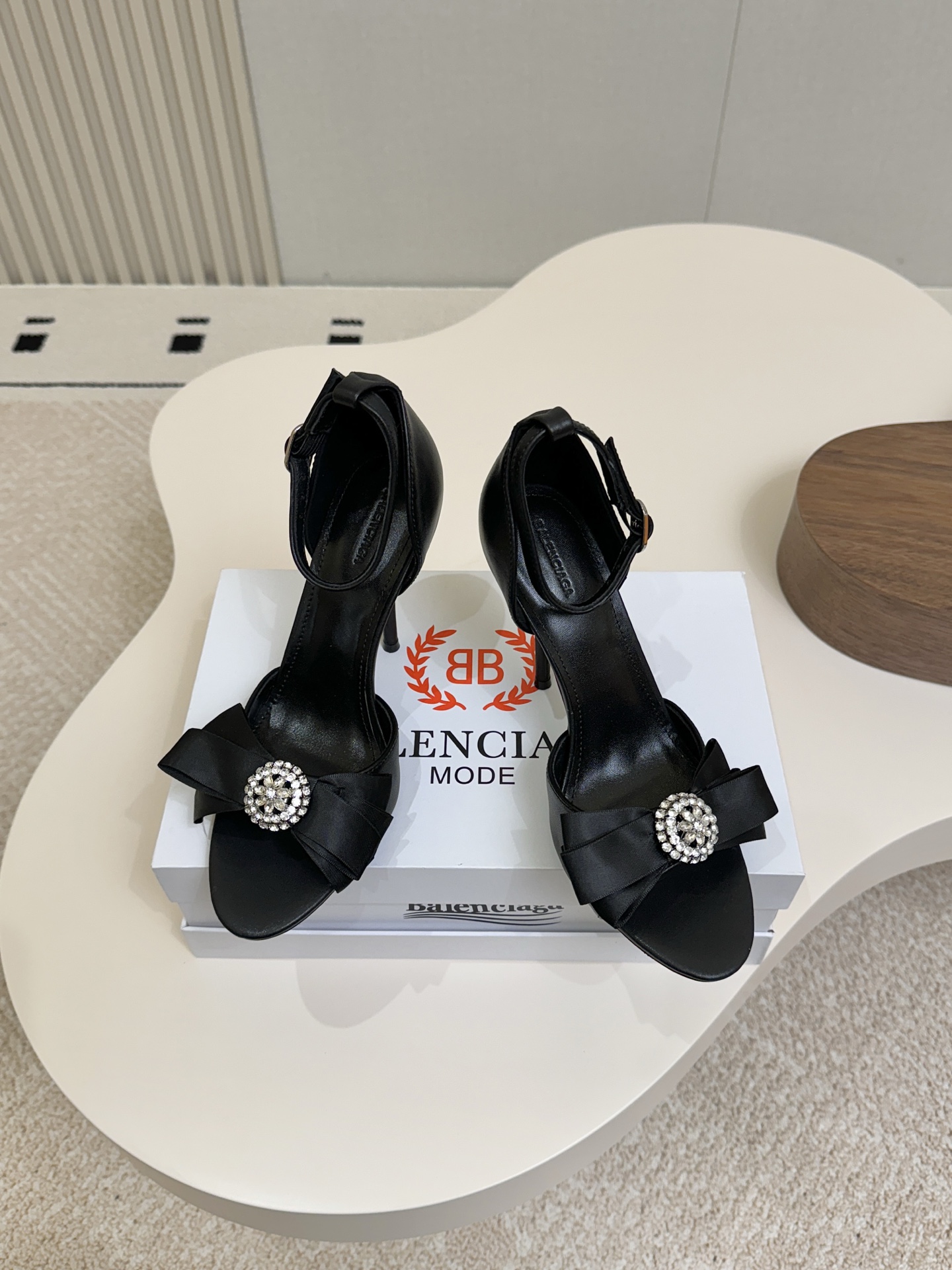 NO:903506,BALENCIAGA open toe high heel sandals!  Original shoe last, original material customized, original leather outsole... Super flash rhinestone buckle embellishment, high-density satin fabric, sheepskin lining... The heel height is about 10cm, the upper foot is super beautiful... 35-39 (34.40.41.42.43), high heels and sandals, balenciaga, sandals, high heels, sheepskin, silk fabric, Leather soles19860909BALENCIAGA 露趾高跟凉鞋！ 原版鞋楦,原版材质定制,原版真皮大底…… 超闪水钻扣点缀,高密绸缎面料,羊皮内里…… 跟高约10cm,上脚超仙美美哒…… 35—39（34.40.41.42.43）,高跟鞋凉鞋,balenciaga,sandals,high heels,sheepskin,silk fabric,Leather soles,Women's Shoes