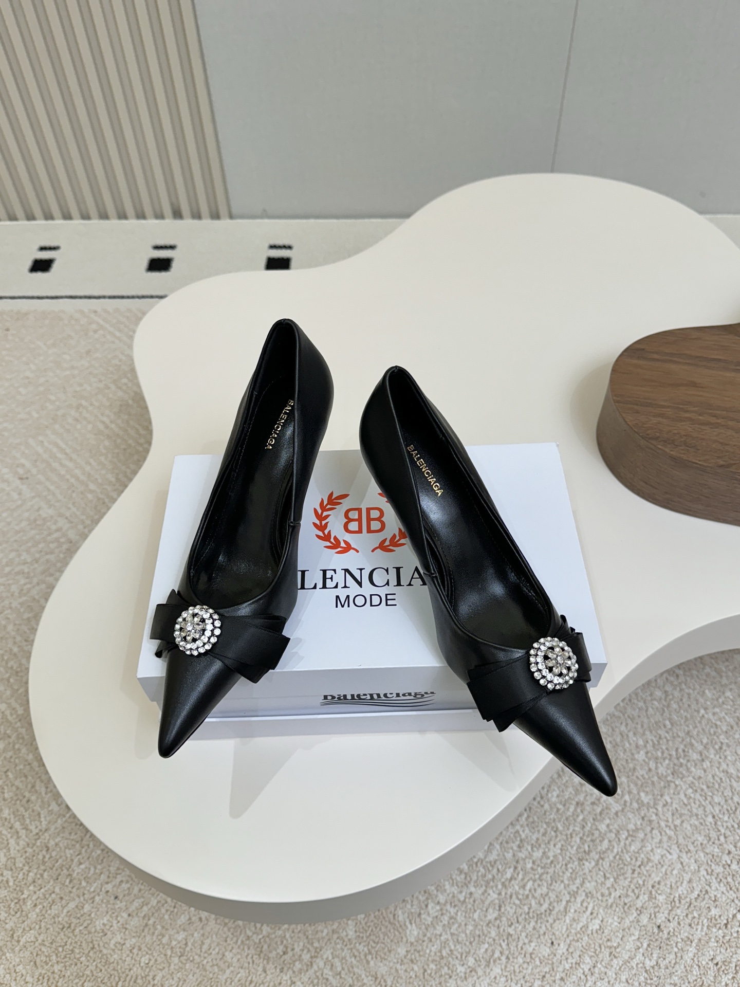 NO:903514,BALENCIAGA double B buckle pointed toe high-heeled shoes!  Original shoe last, original material customization, original leather outsole... Super flash rhinestone buckle embellishment, high-density satin fabric, sheepskin lining... The heel height is about 8cm, the upper foot is super beautiful... 35-39 (34.40.41.42.43), high-heeled shoes, balenciaga, high heels, sheepskin, silk fabric, Leather soles19860909BALENCIAGA 双B扣尖头高跟单鞋！ 原版鞋楦,原版材质定制,原版真皮大底…… 超闪水钻扣点缀,高密绸缎面料,羊皮内里…… 跟高约8cm,上脚超仙美美哒…… 35—39（34.40.41.42.43）,高跟鞋单鞋,balenciaga,high heels,sheepskin,silk fabric,Leather soles,Women's Shoes